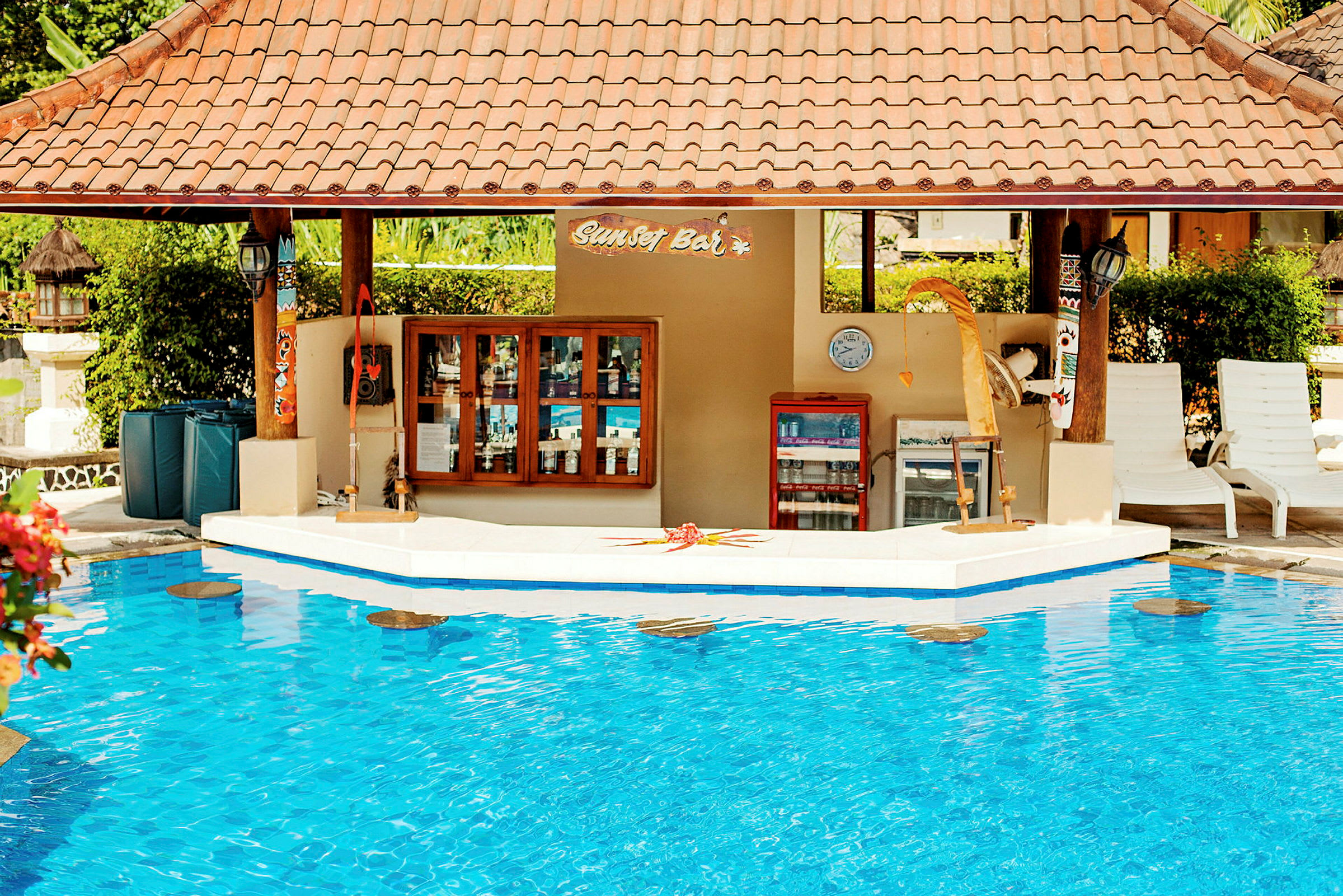 En poolbar under ett tak vid en utomhuspool. (AI-genererad text)