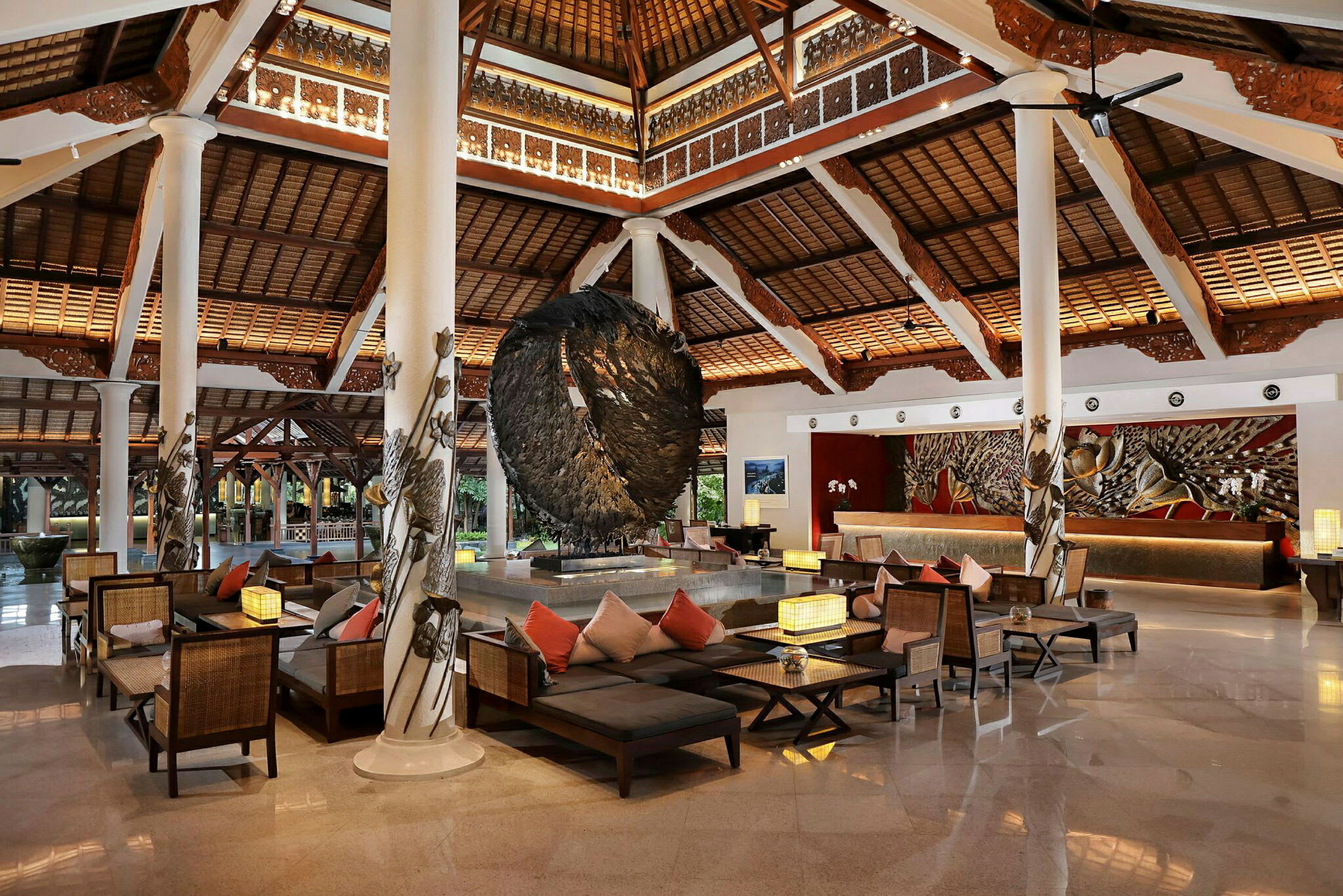 En elegant hotellobby med högt tak, sittmöbler och dekorativa detaljer. (AI-genererad text)