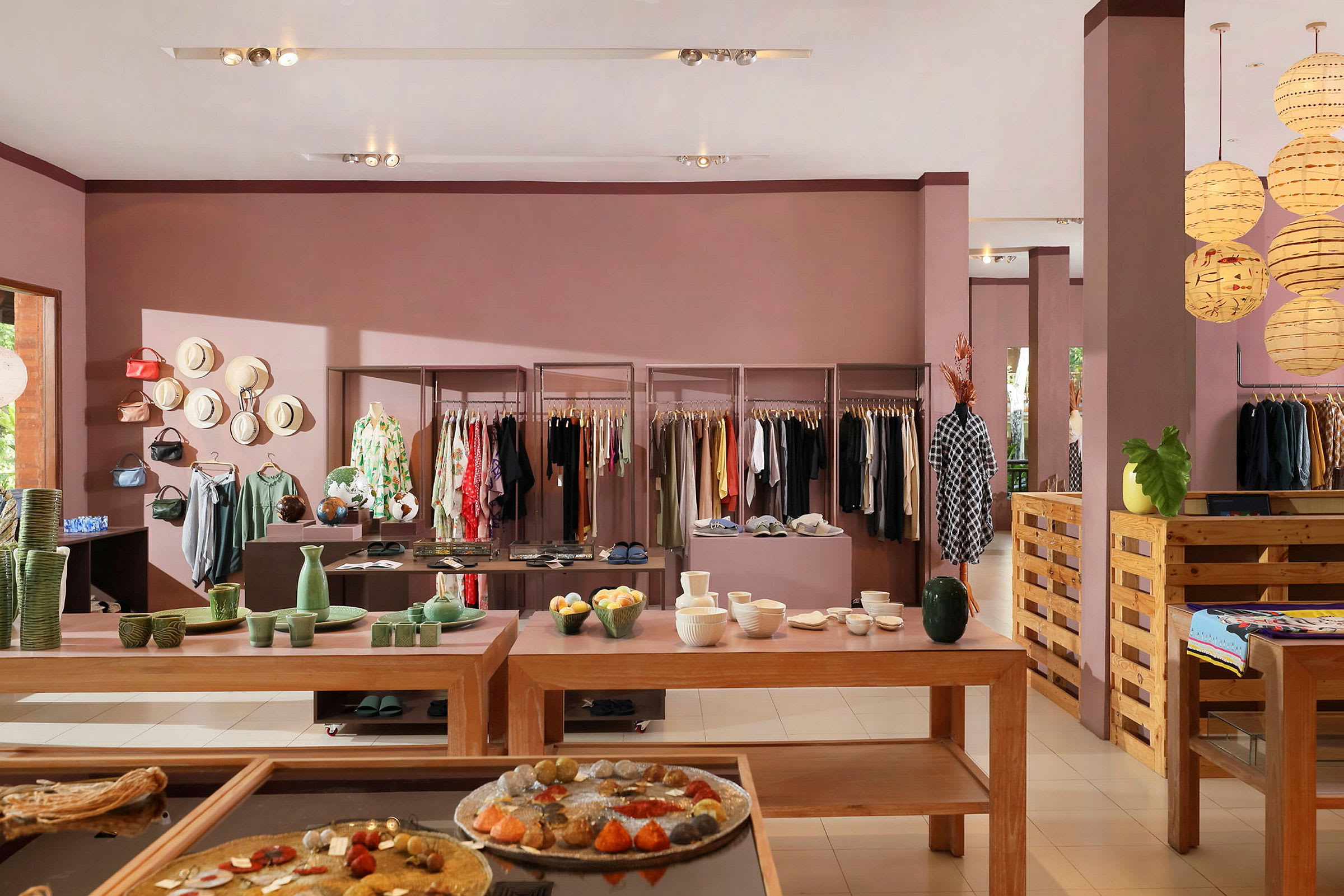 En butik med kläder och accessoarer på hyllor och bord. (AI-genererad text)
