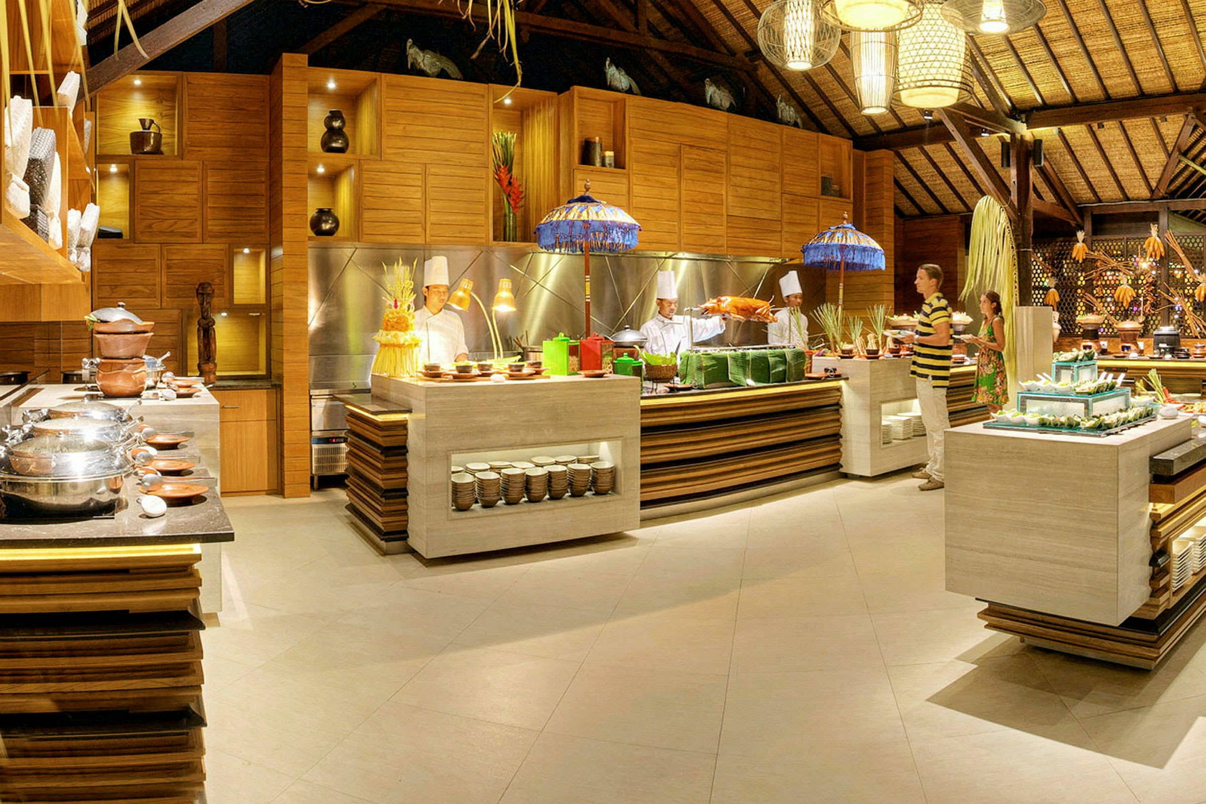 Ett bufféområde med matbord och dekorativa element i en ljus miljö. (AI-genererad text)