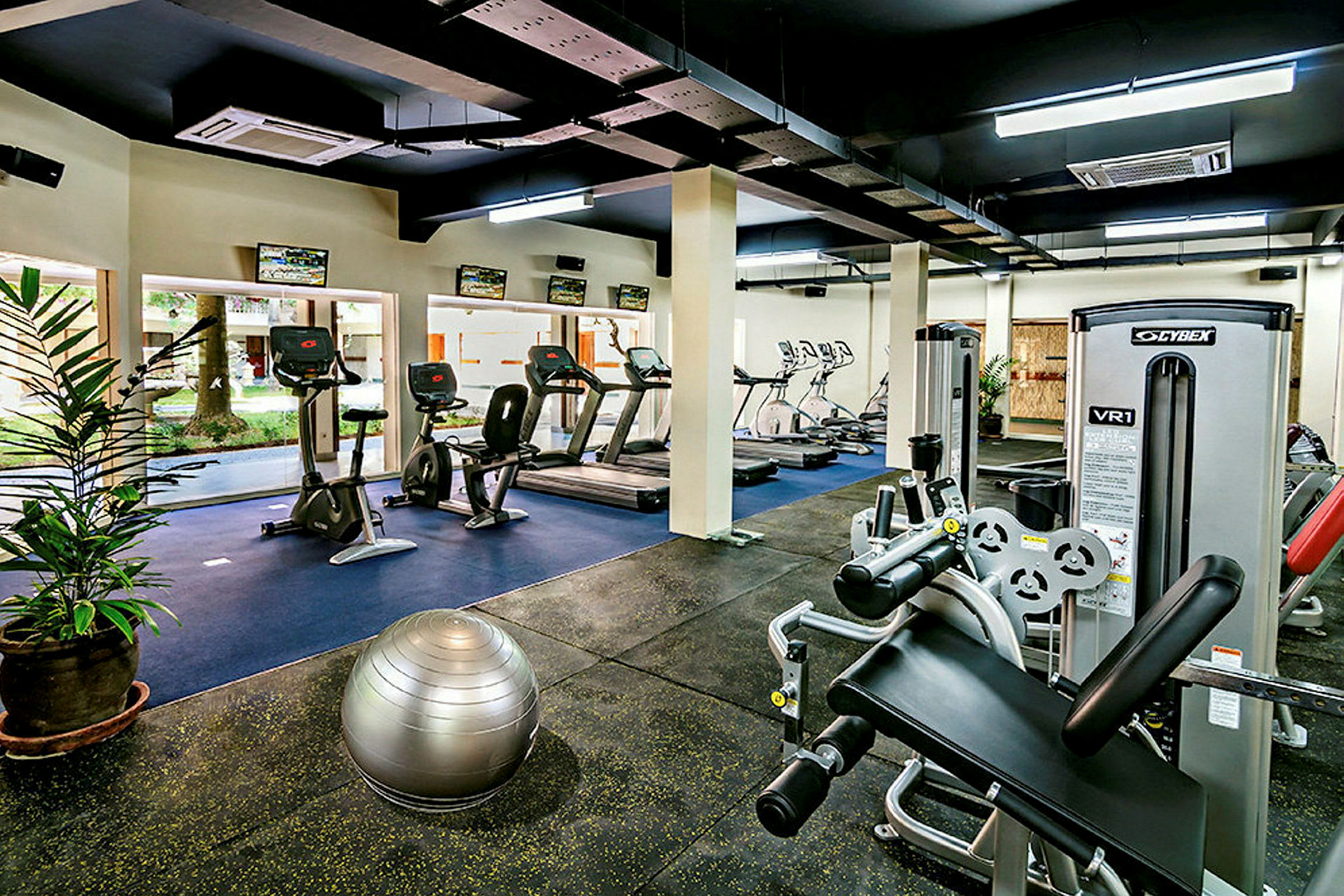 Ett gym fyllt med olika träningsmaskiner och redskap. (AI-genererad text)