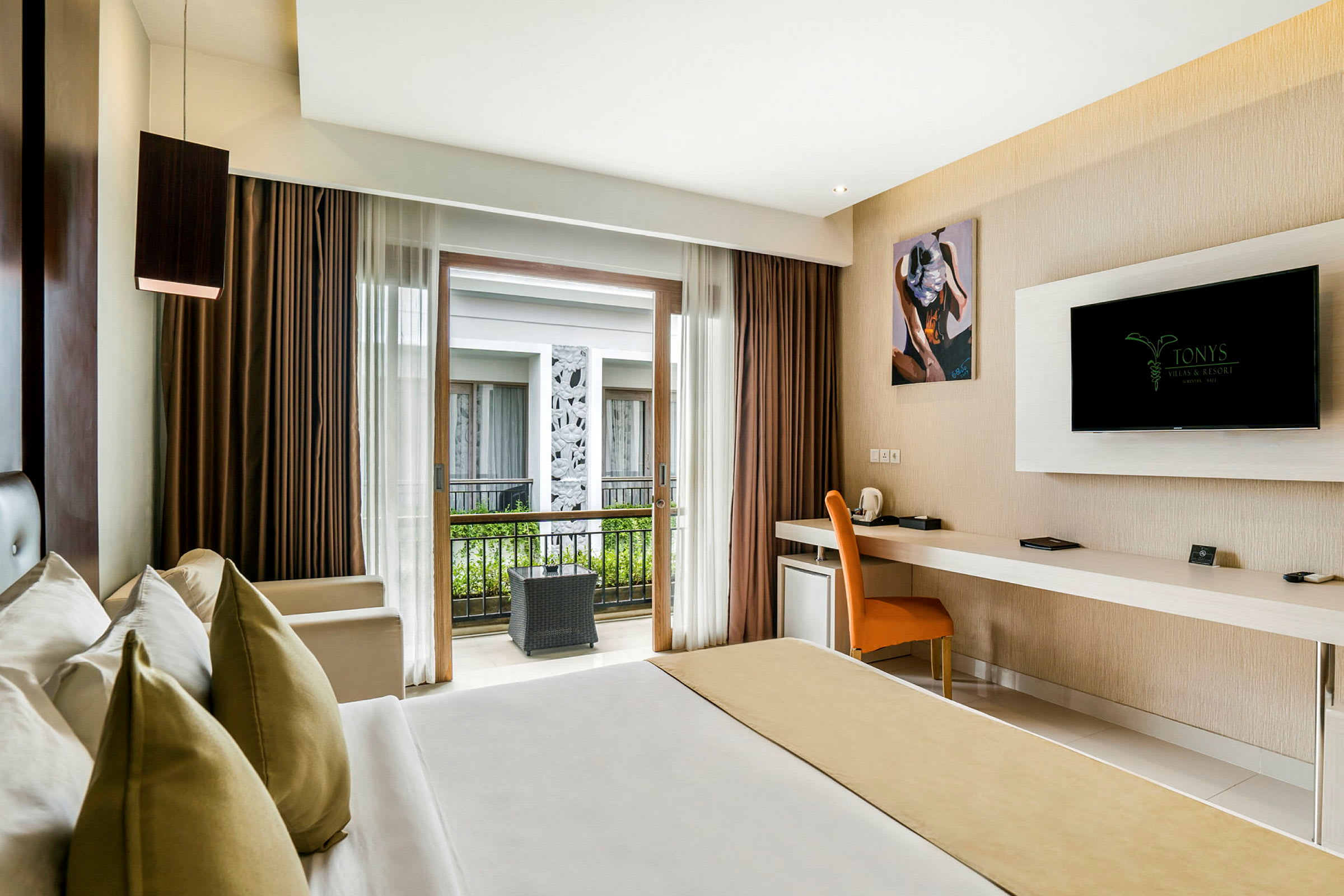 Ett hotellrum med en säng, ett skrivbord och en TV på väggen. En dörr leder ut till en balkong. (AI-genererad text)