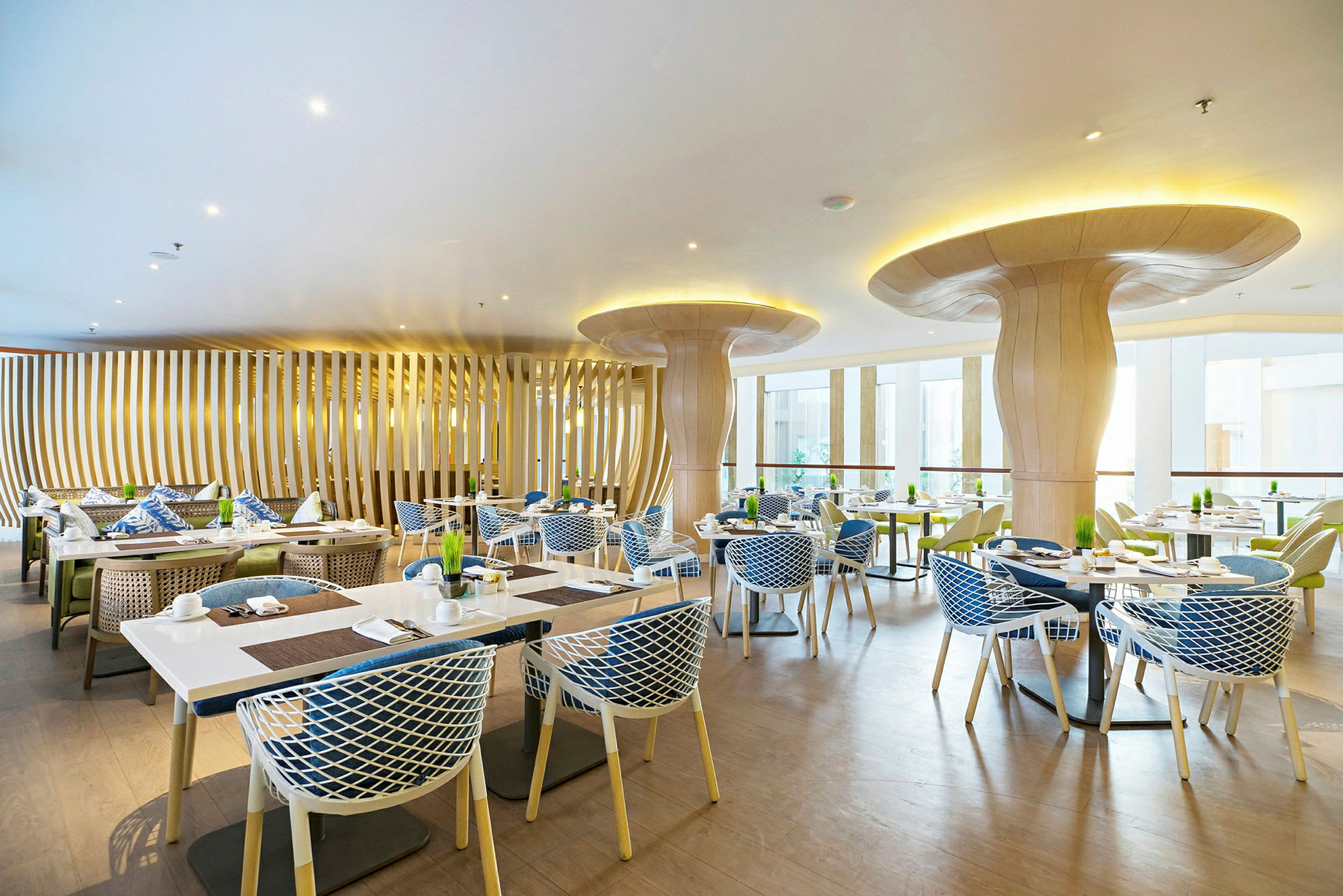 En modern restaurang med eleganta möbler och unik design. (AI-genererad text)