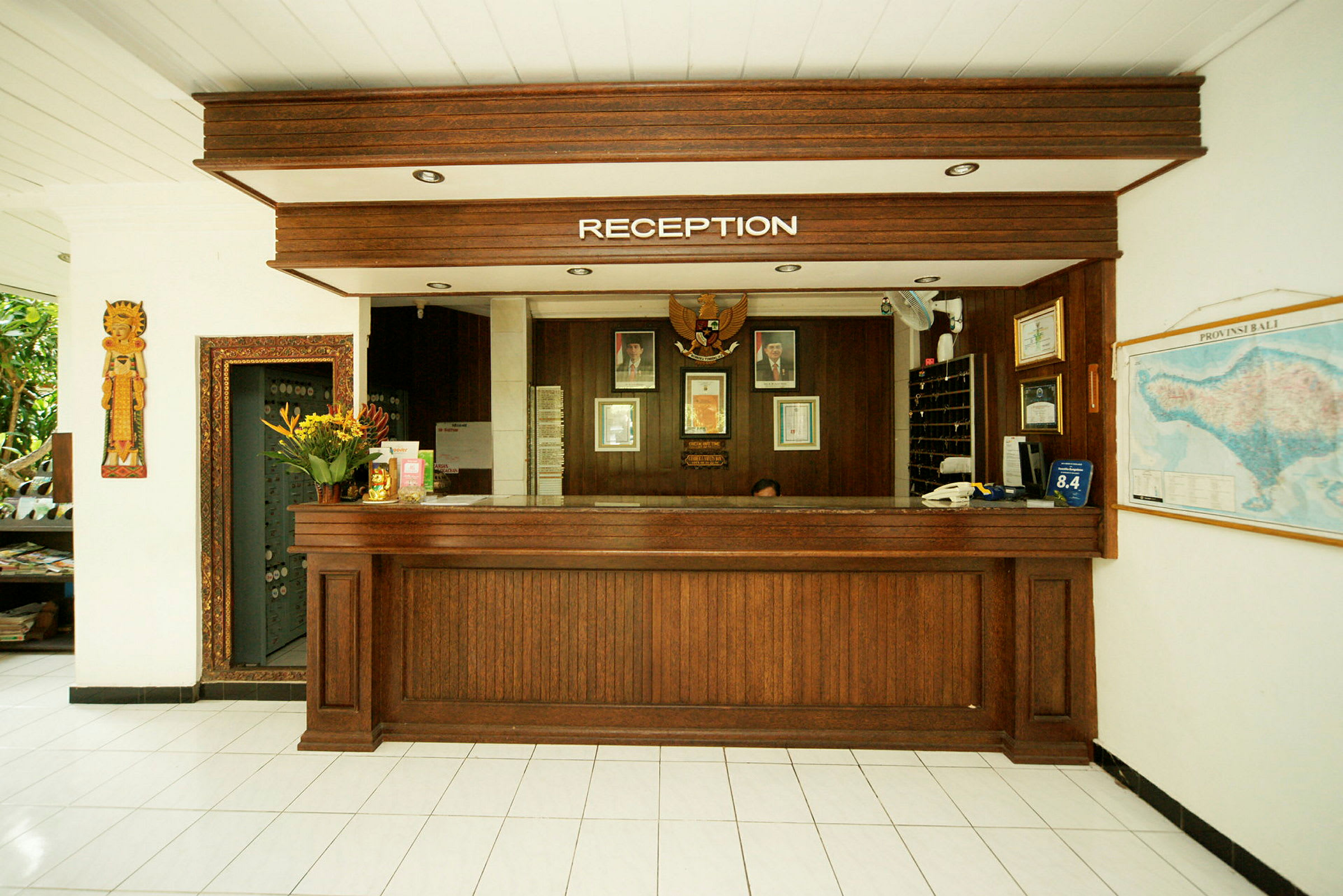 Reception med träpanel och dekorationer. (AI-genererad text)