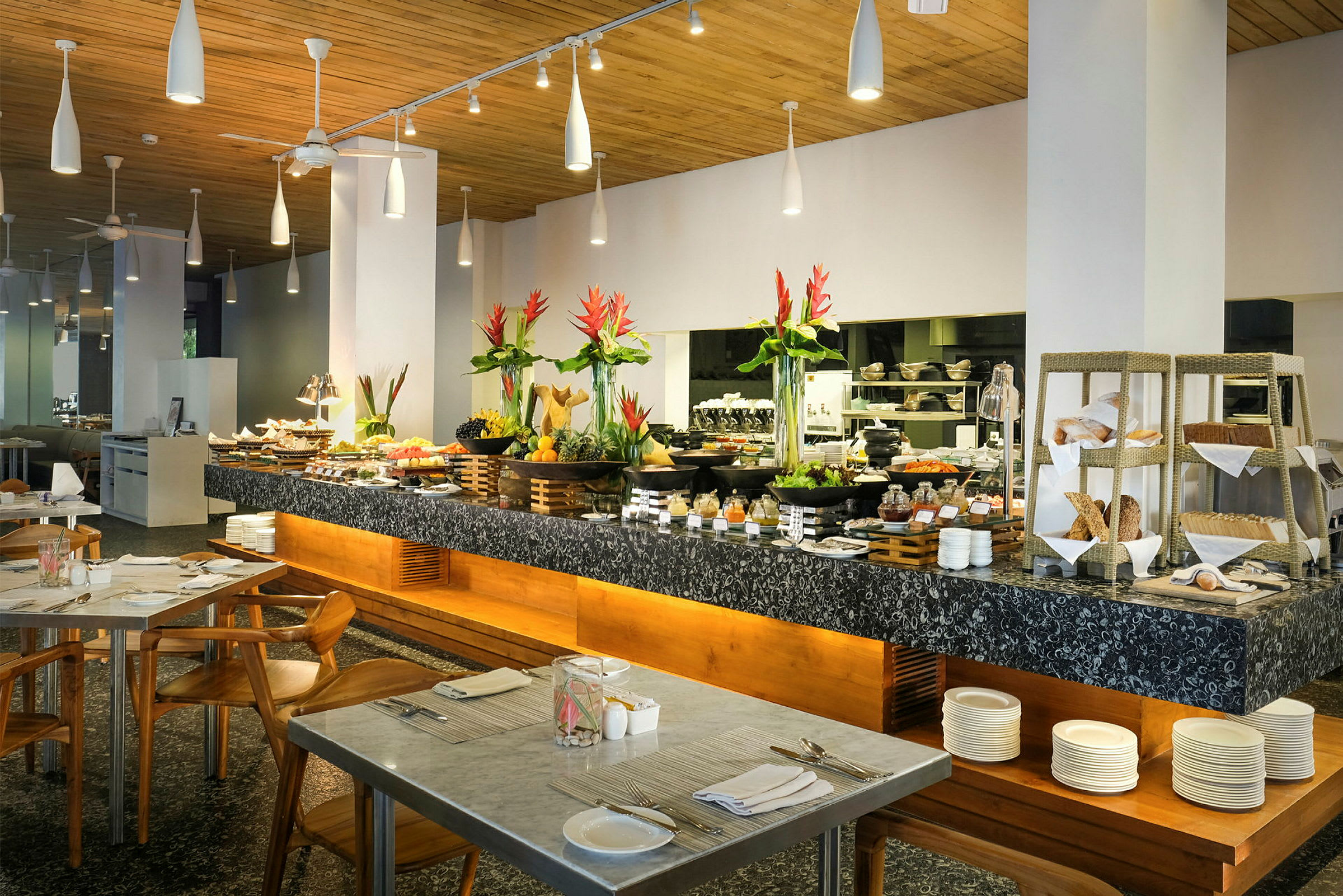 En elegant buffé med mat och dekorationer i en restaurang. (AI-genererad text)