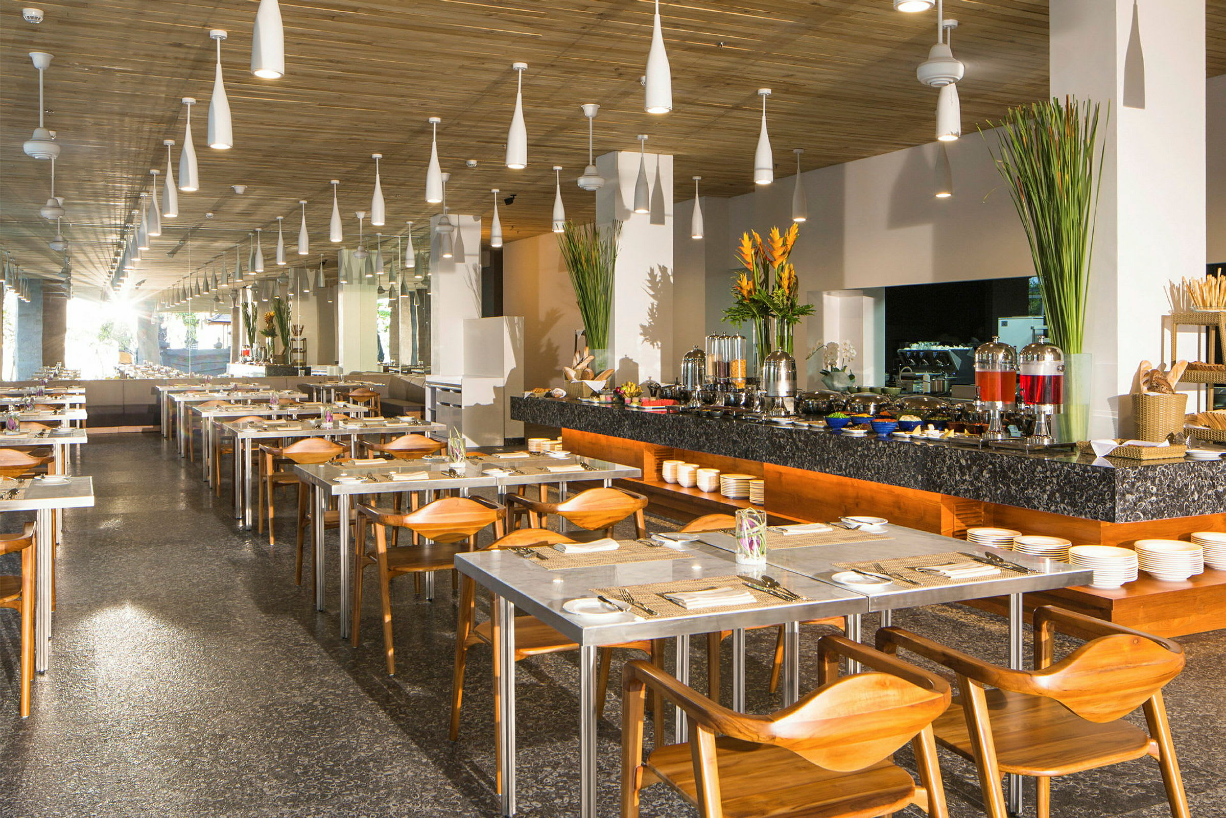 Interiören av en restaurang med dukade bord och en buffé med olika drycker och tillbehör. (AI-genererad text)