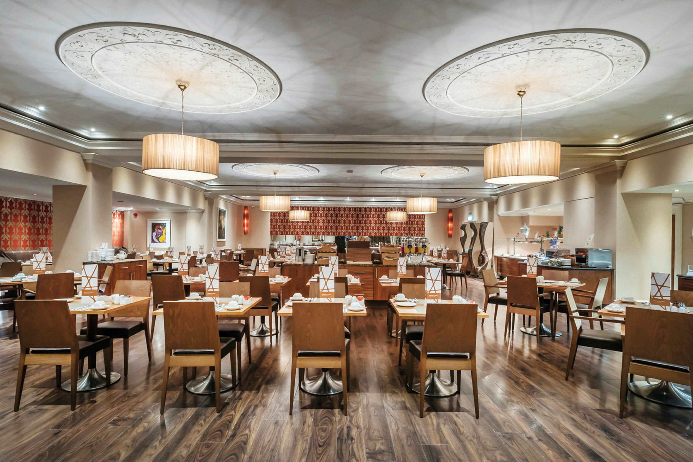 Restaurang med upplyst trädekor och dukade bord. (AI-genererad text)