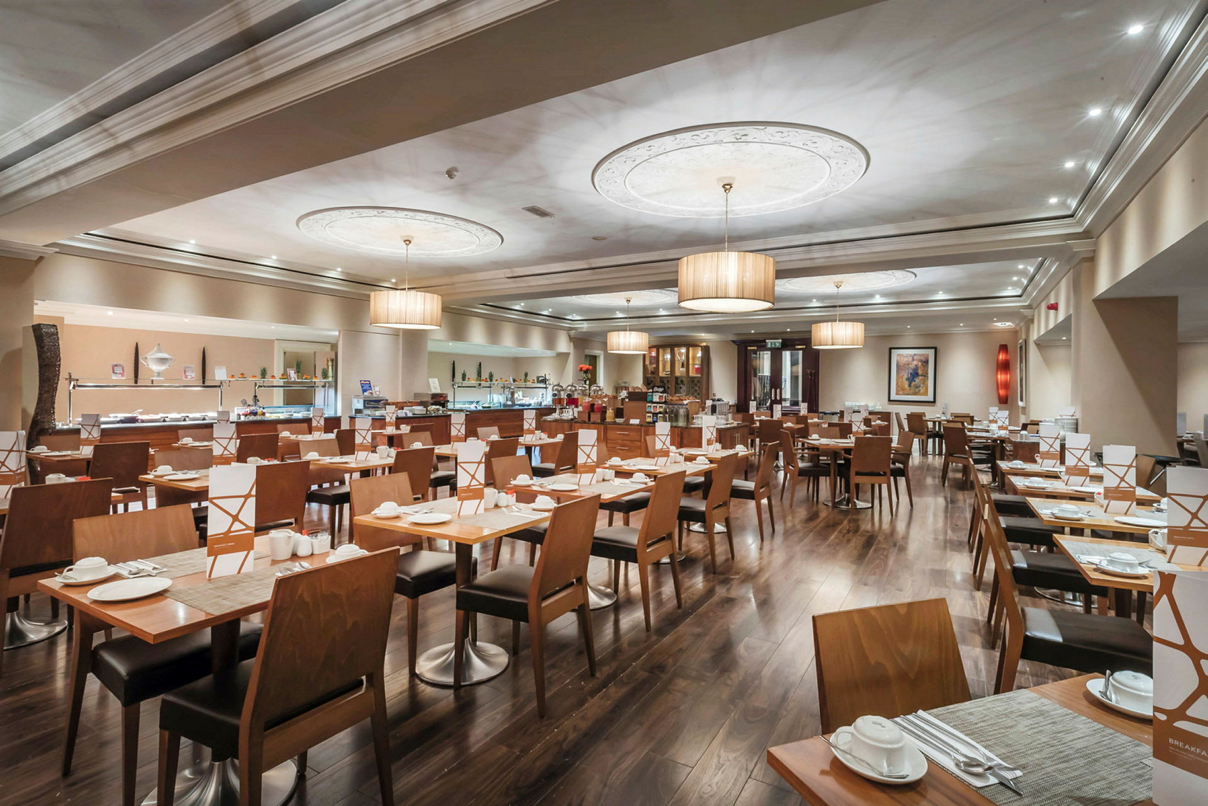 Restaurang med dukade bord och stolar. (AI-genererad text)