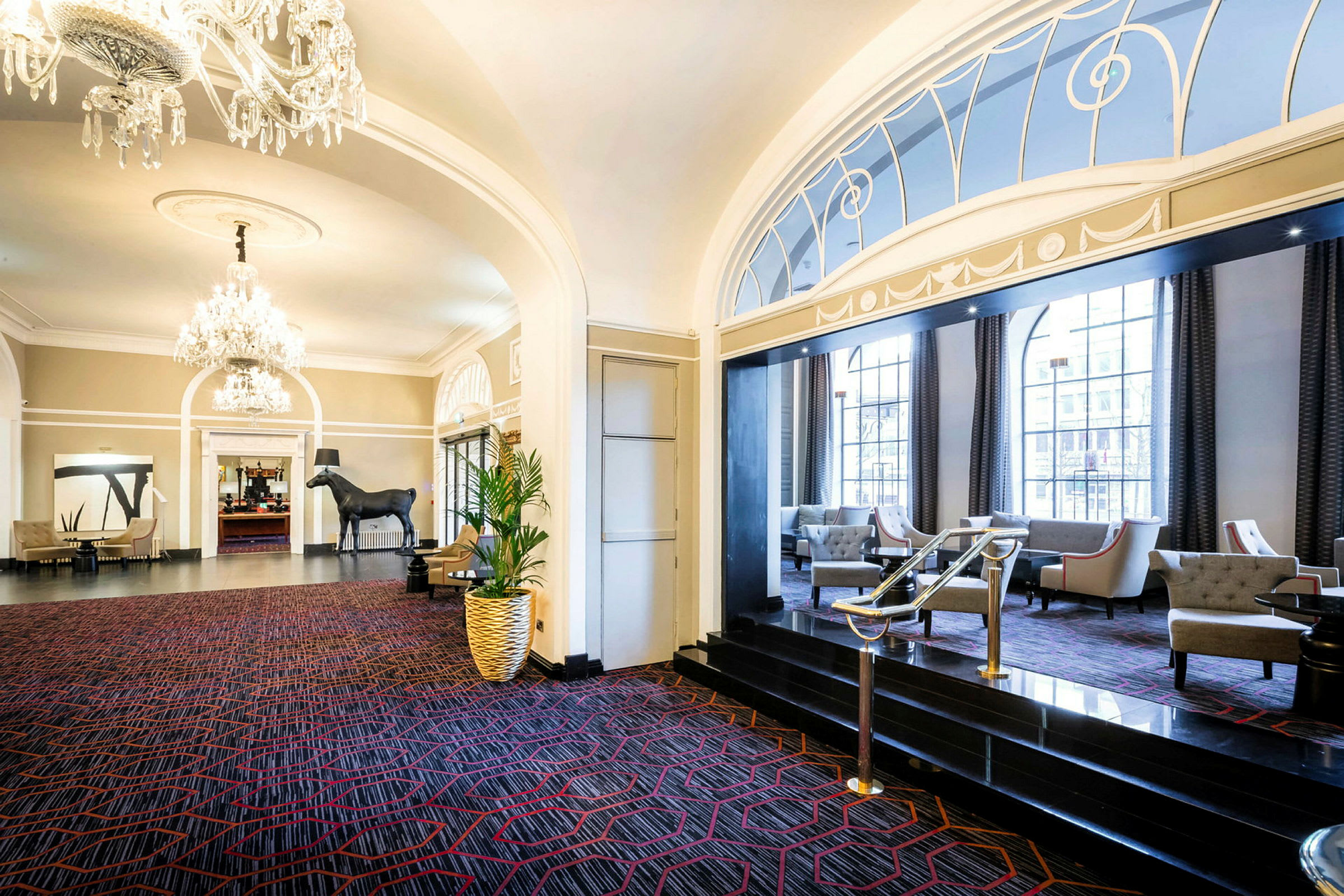 Hotellets lobby med lyxiga möbler, ljuskrona och dekorativ inredning. (AI-genererad text)