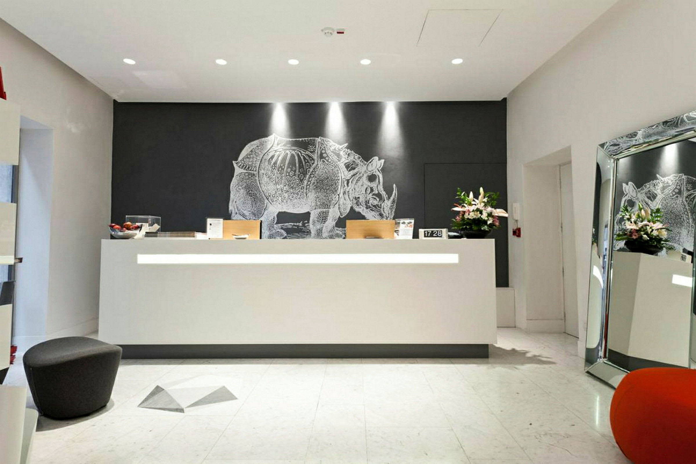Reception med dekorativ vägg och modern inredning. (AI-genererad text)