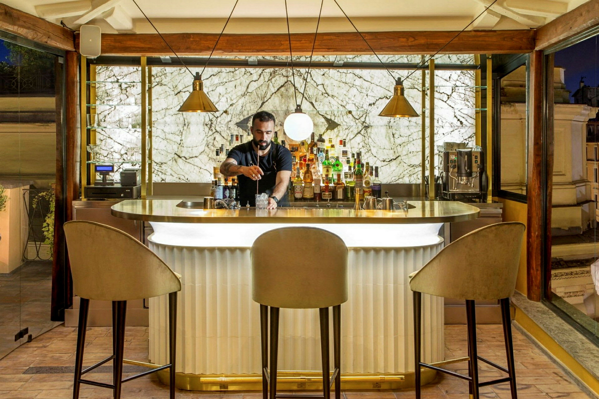 En elegant bar med marmorbakgrund och tre stolar framför. (AI-genererad text)