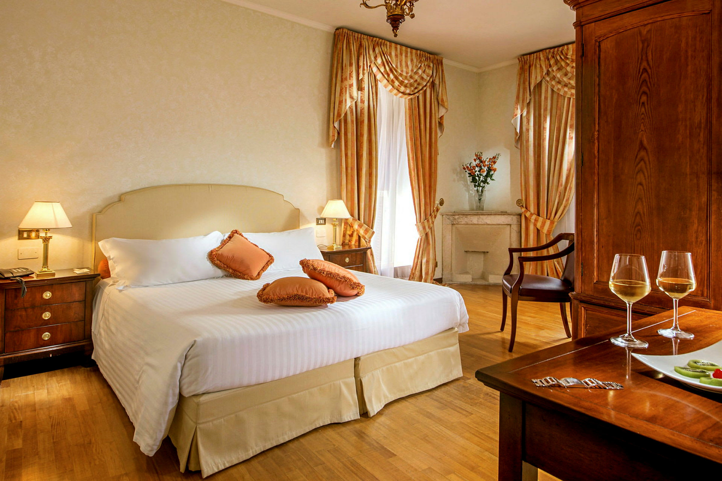 Ett elegant hotellrum med dubbelsäng, dekorerade kuddar, och träinredning. (AI-genererad text)