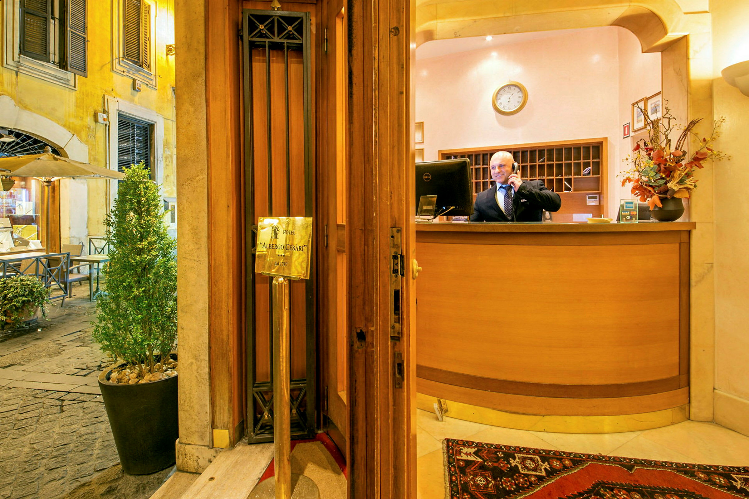 Entrén till Hotel Albergo Cesari med receptionen och omgivande dekor. (AI-genererad text)