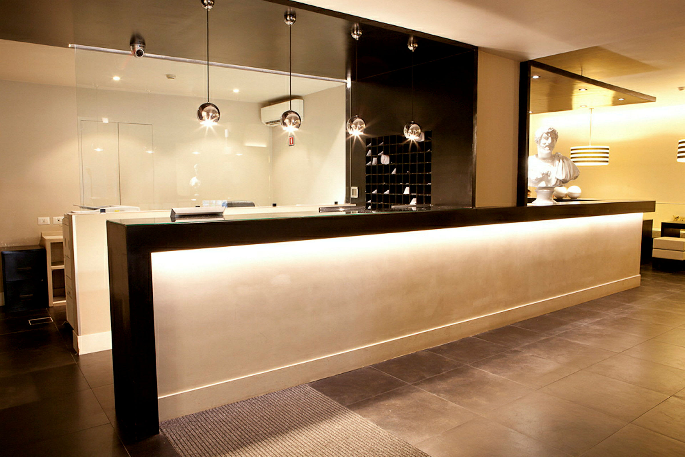 Reception med modern inredning och belysning. (AI-genererad text)