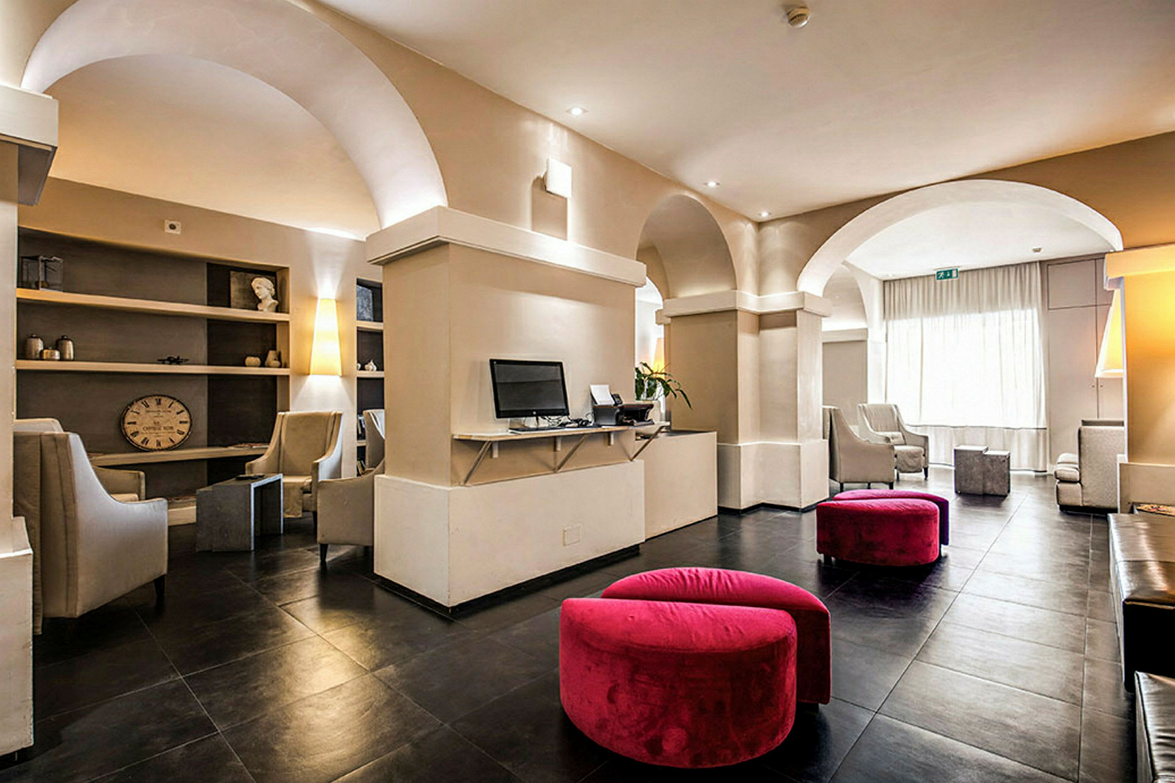 En lobby med sittplatser och datorer. (AI-genererad text)
