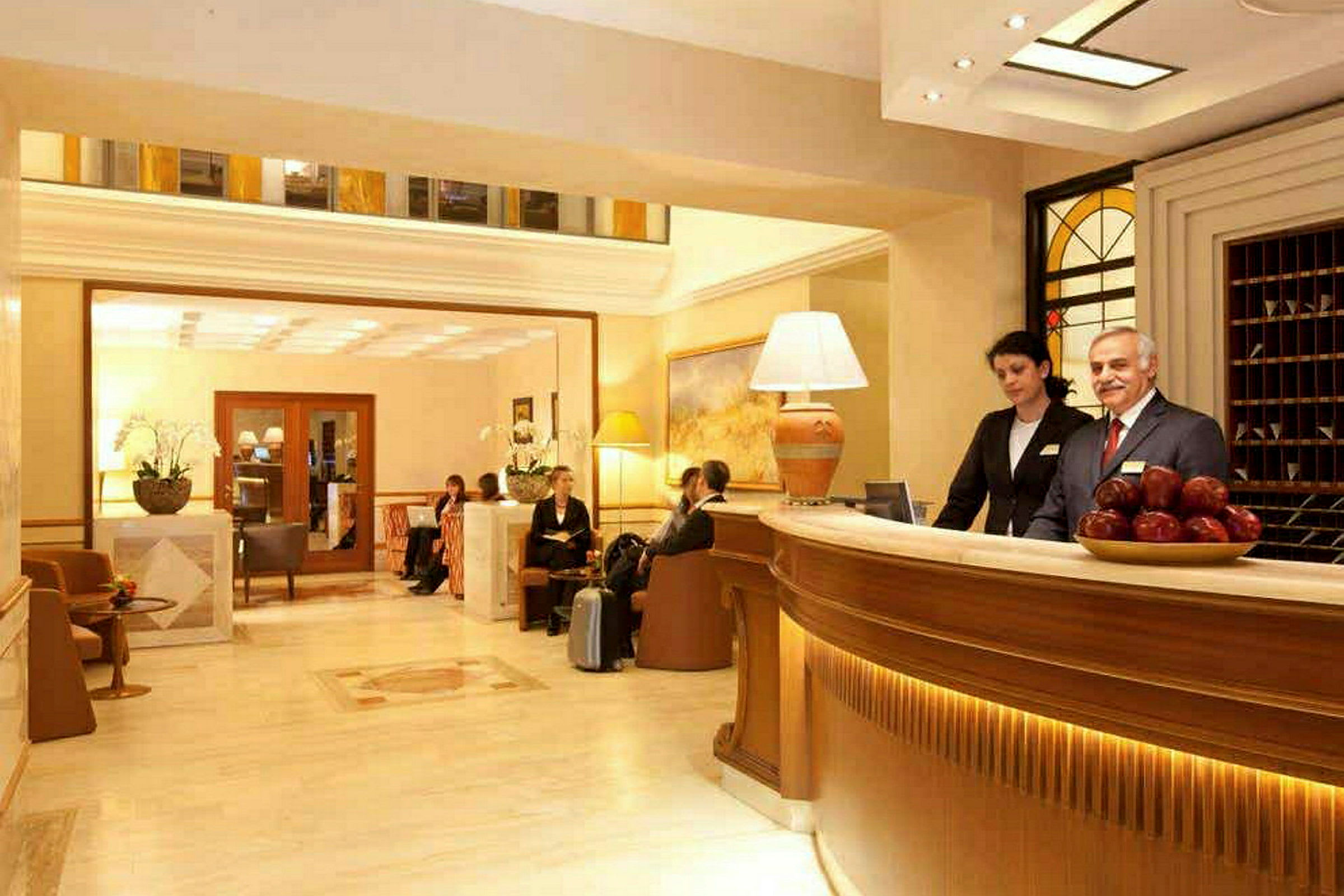 Hotellreception med lobbyområde. (AI-genererad text)