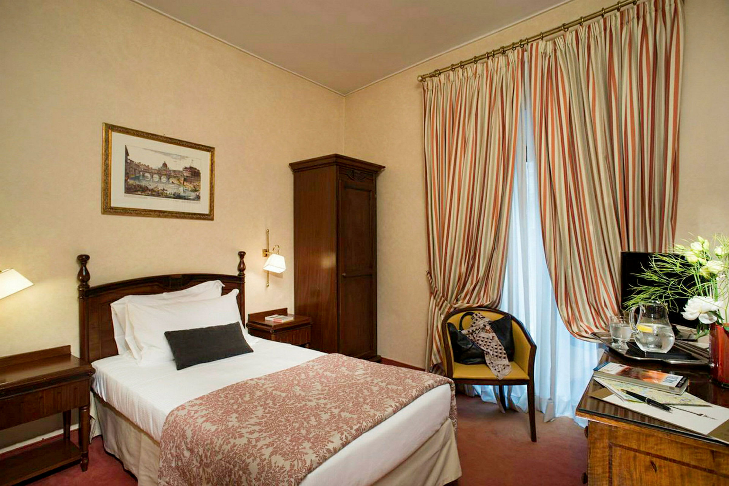 Hotelrum med en enkel säng, möbler och gardiner. (AI-genererad text)