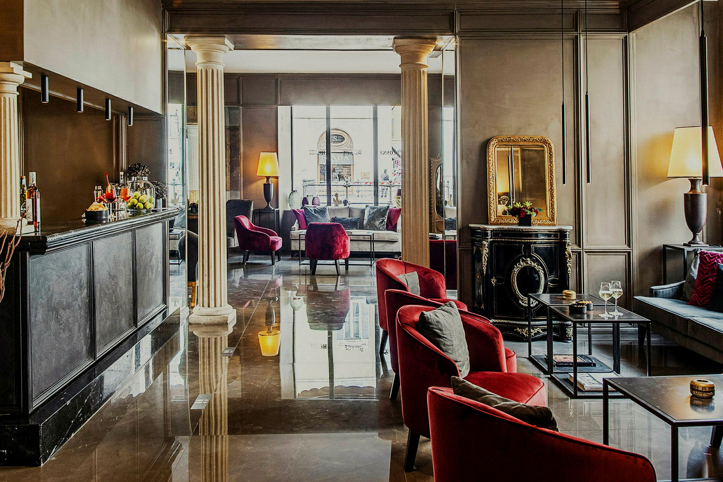 Elegant hotellobby med sittgrupper och dekorativa element. (AI-genererad text)