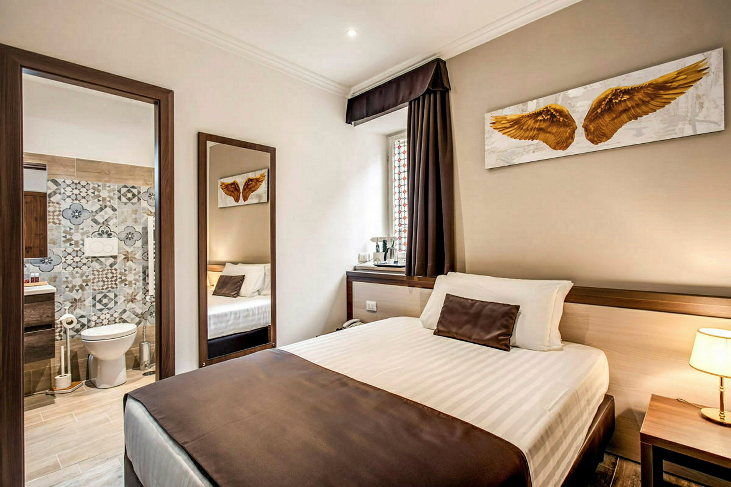 En hotellrumsinteriör med en säng och en öppen dörr till ett badrum. (AI-genererad text)