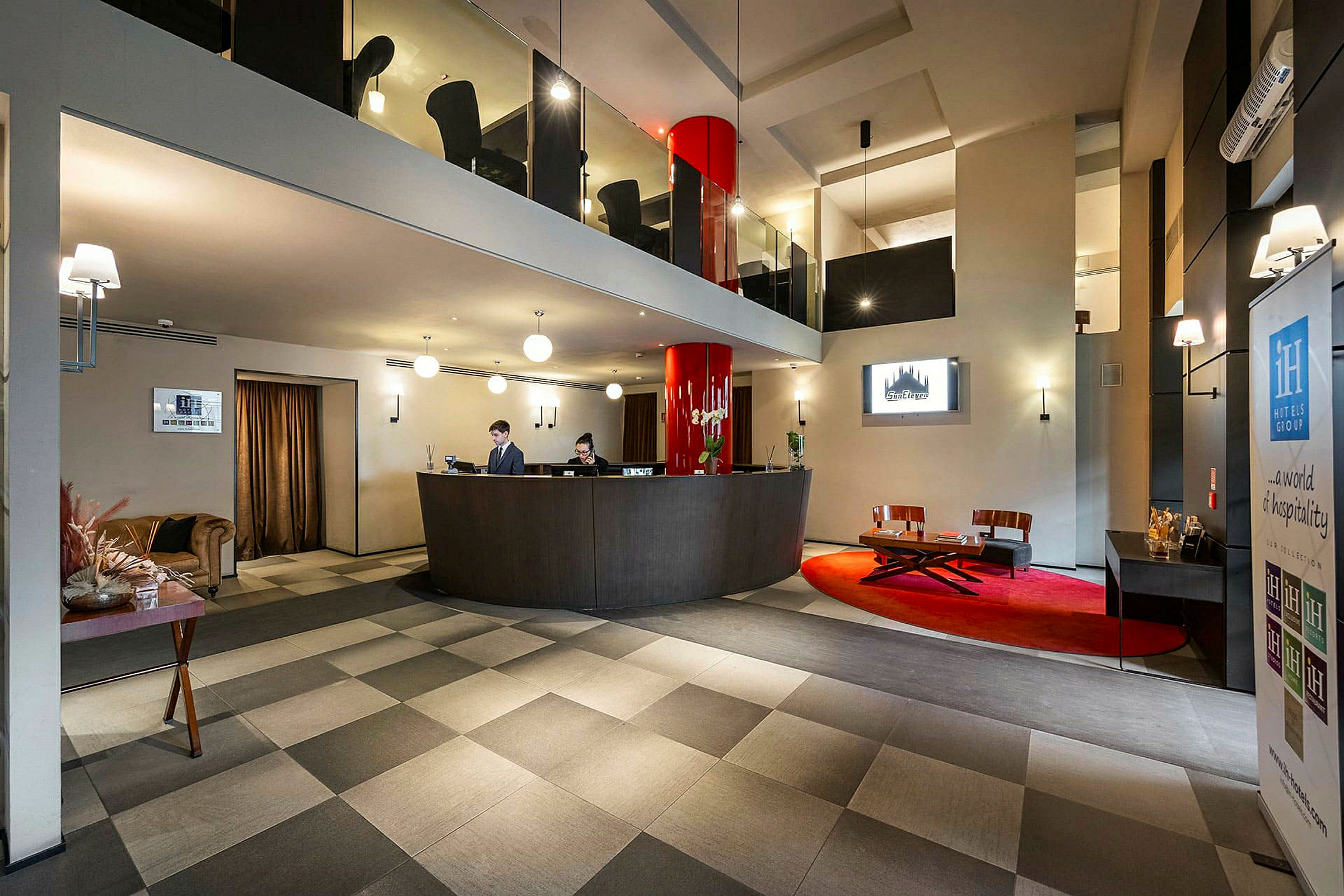Hotellets reception och lobbyområde med modern inredning och sittplatser. (AI-genererad text)