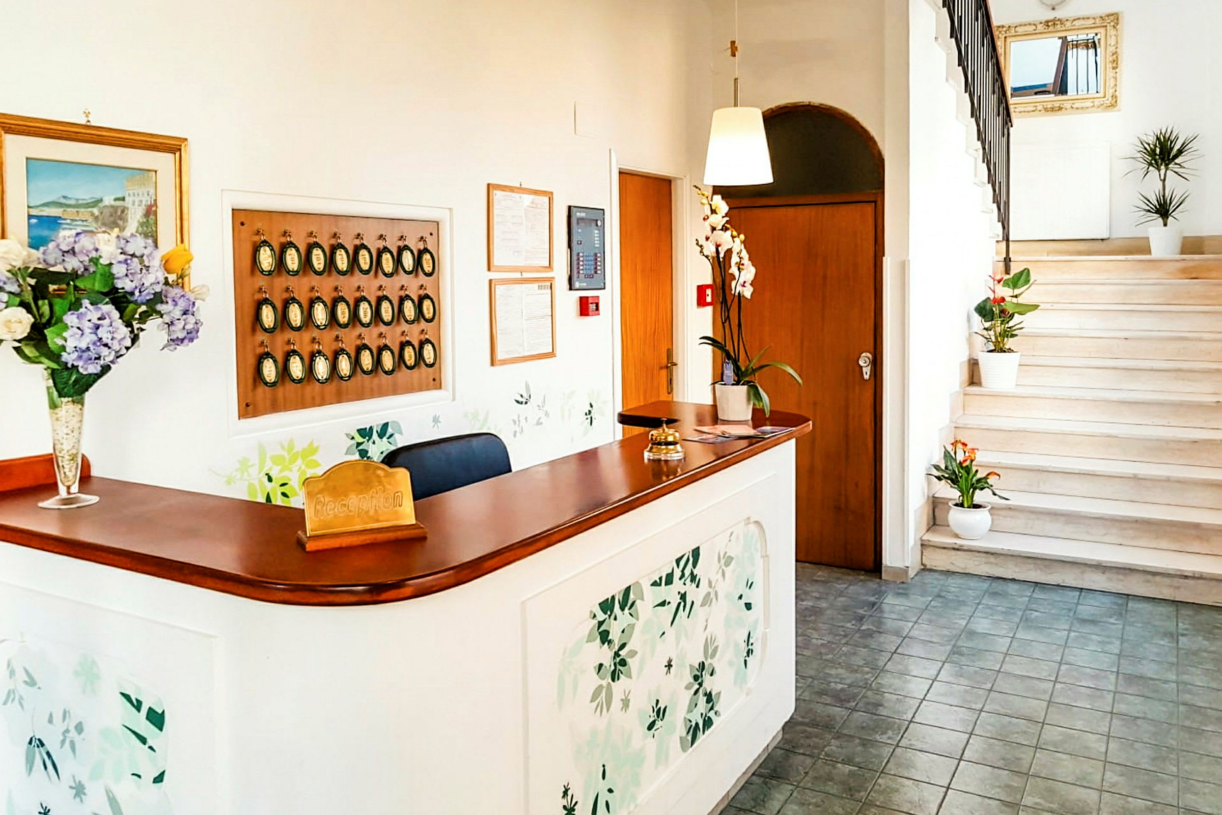 En reception med en disk och trappor i bakgrunden, dekorerad med blommor. (AI-genererad text)