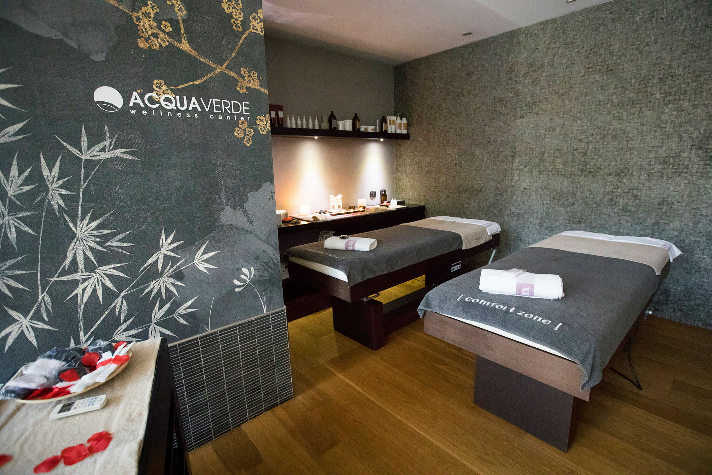 En wellness-center med två massagebänkar och dekorativ inredning. (AI-genererad text)