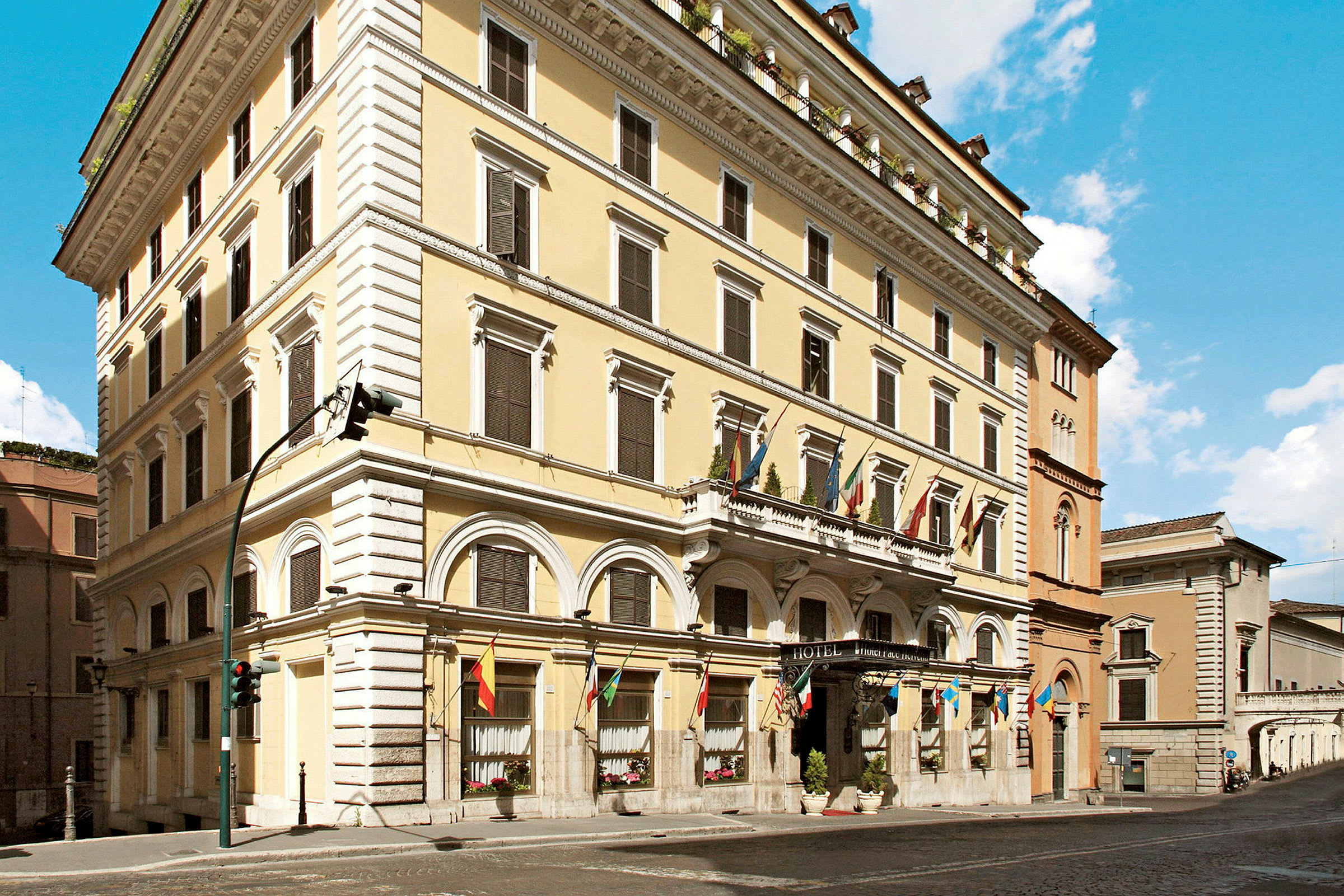 Ett stort hotell med imponerande arkitektur och flagnande fasader. (AI-genererad text)
