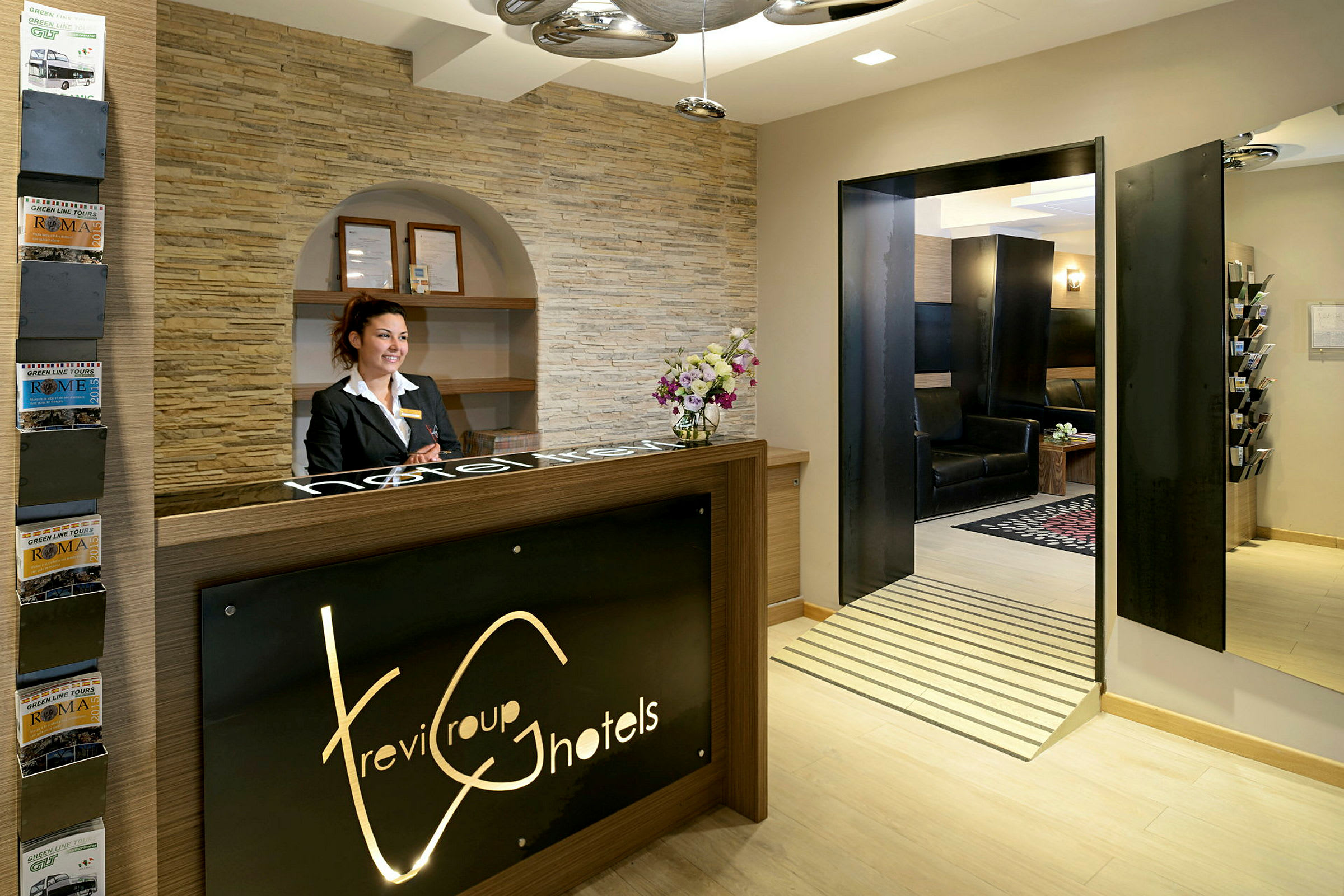 Receptionens disk i ett hotell med stilsäker inredning. (AI-genererad text)