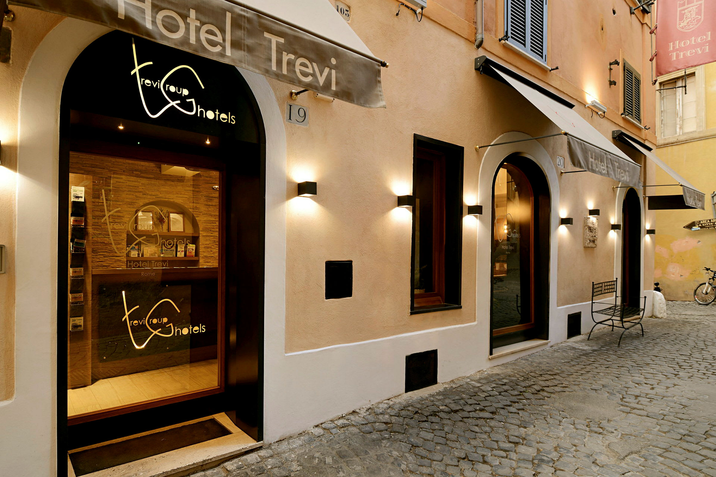 Utsidan av Hotel Trevi med ingång och skylt. (AI-genererad text)