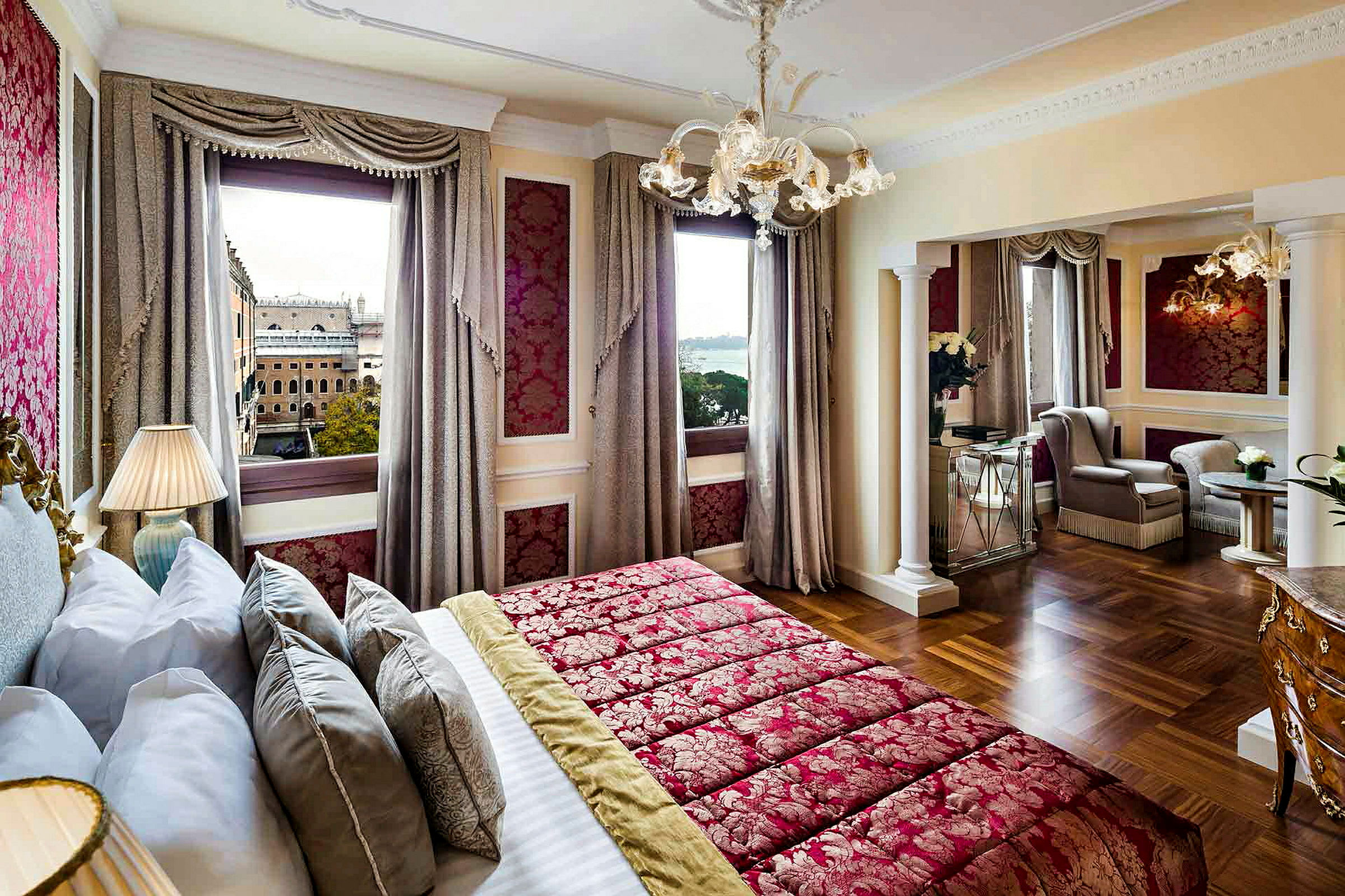 En elegant inredd hotellsvit med röd dekor och utsikt genom fönstret. (AI-genererad text)