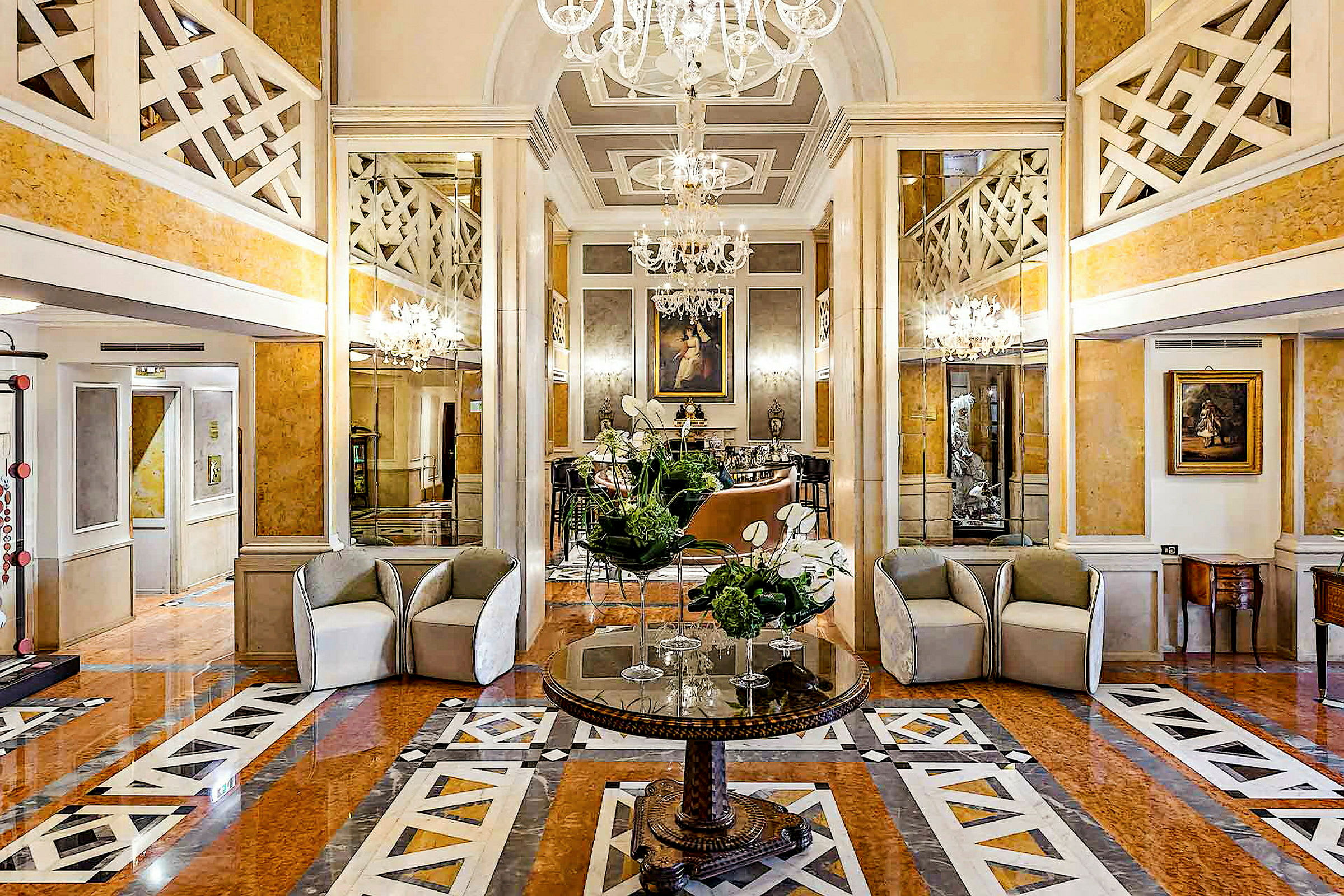 En elegant hotellobby med höga tak, marmorgolv och kristallkronor. (AI-genererad text)