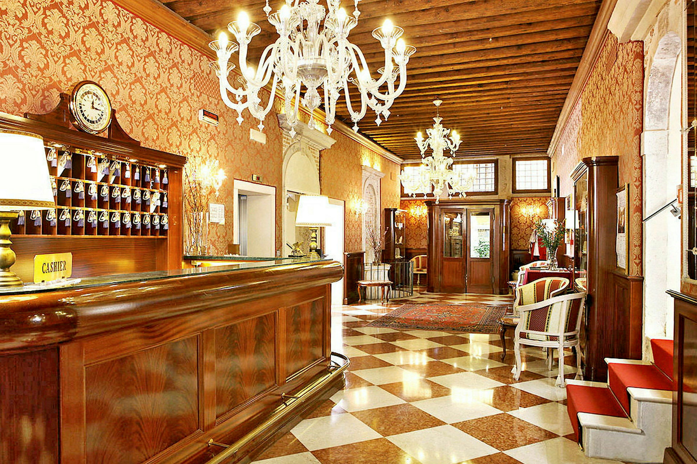 Hotellobby med reception, elegant inredd med ljuskronor och marmorgolv. (AI-genererad text)
