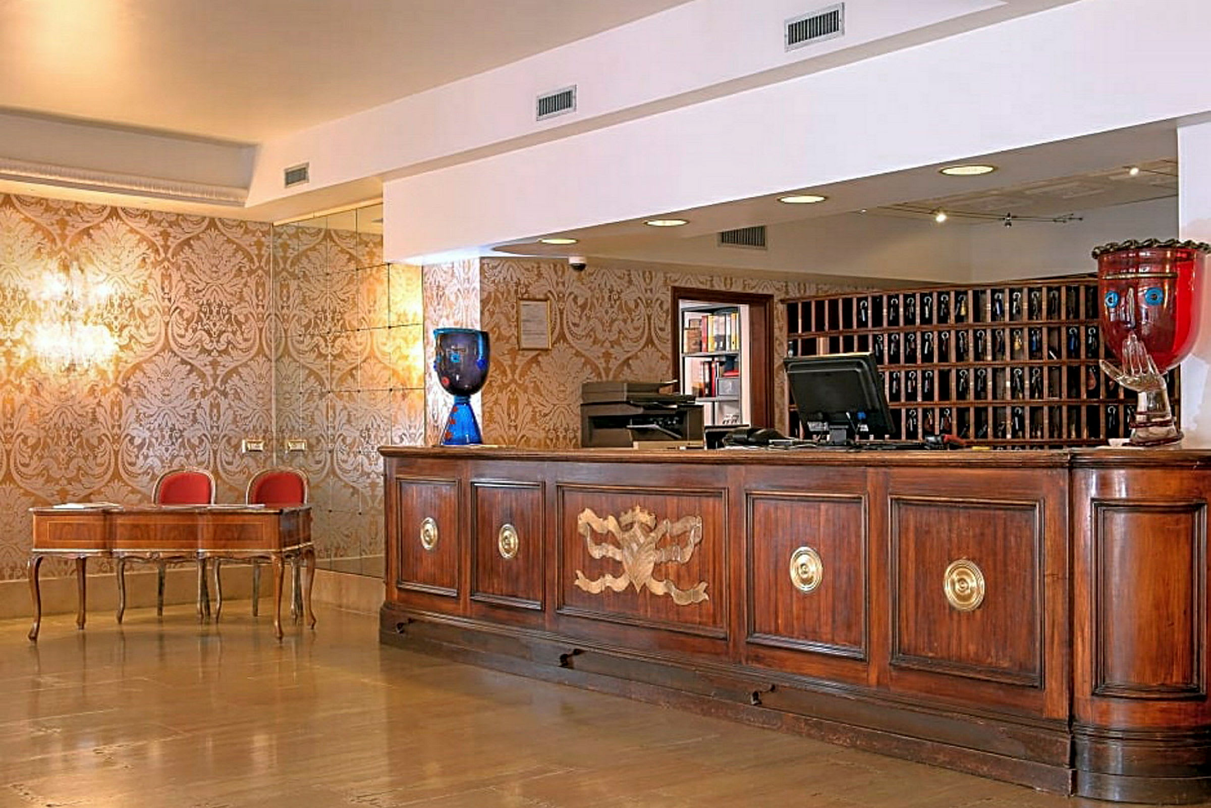 Reception i en hotellobby med ett dekorativt skrivbord och en trädisk. (AI-genererad text)