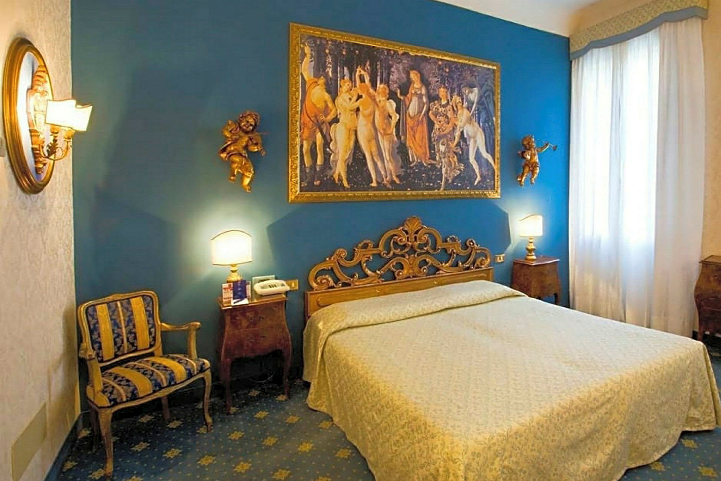 Ett hotellrum med en säng, dekorativ huvudgavel, målning på väggen, stol och sängbord. (AI-genererad text)