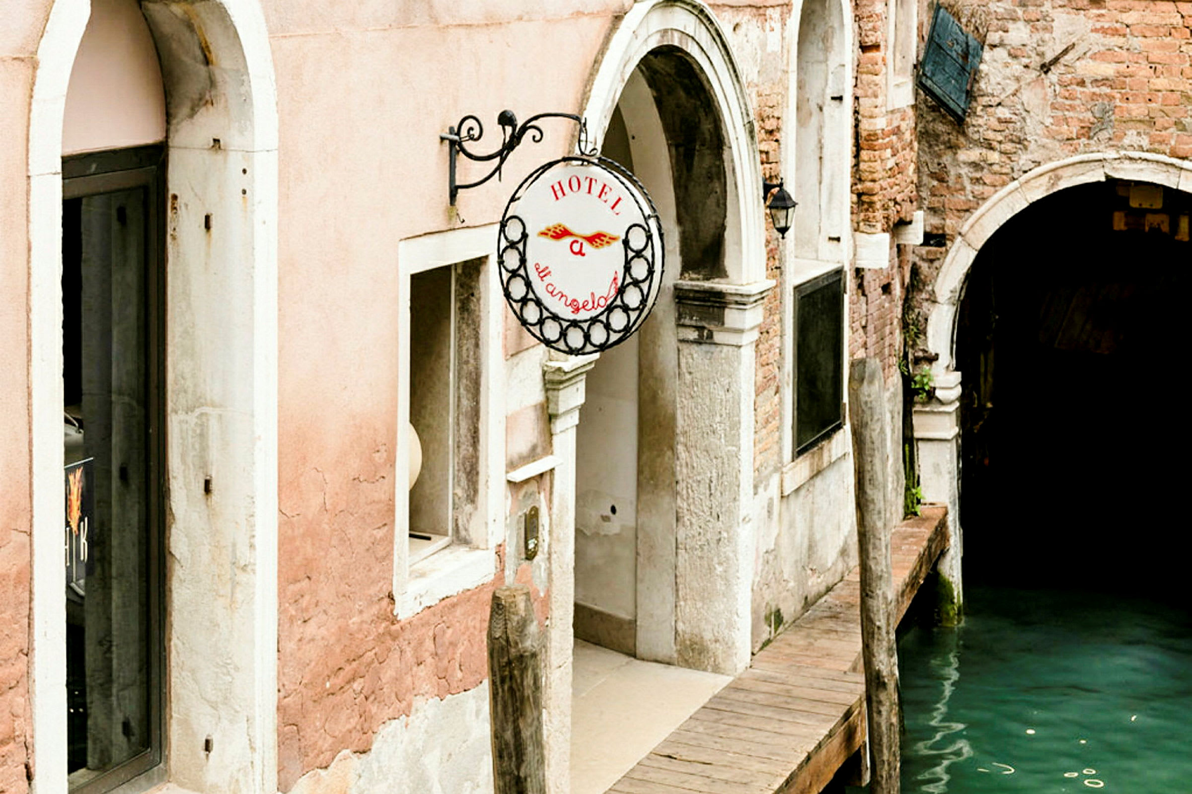Ingång till ett hotell vid en kanal i Venedig. (AI-genererad text)