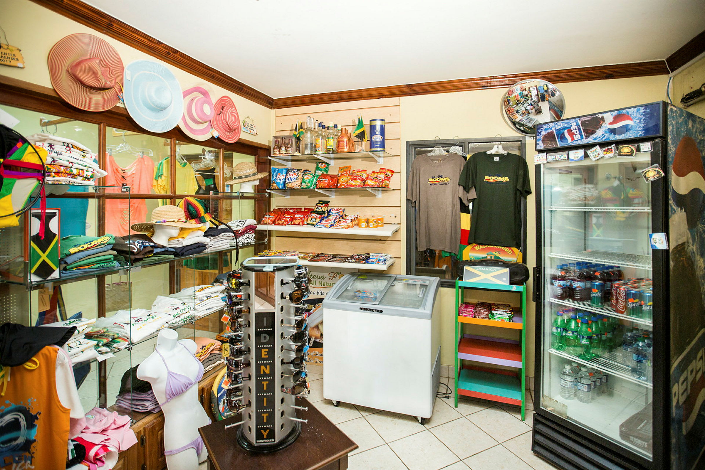 En liten butik som säljer kläder, souvenirer, snacks och drycker. (AI-genererad text)
