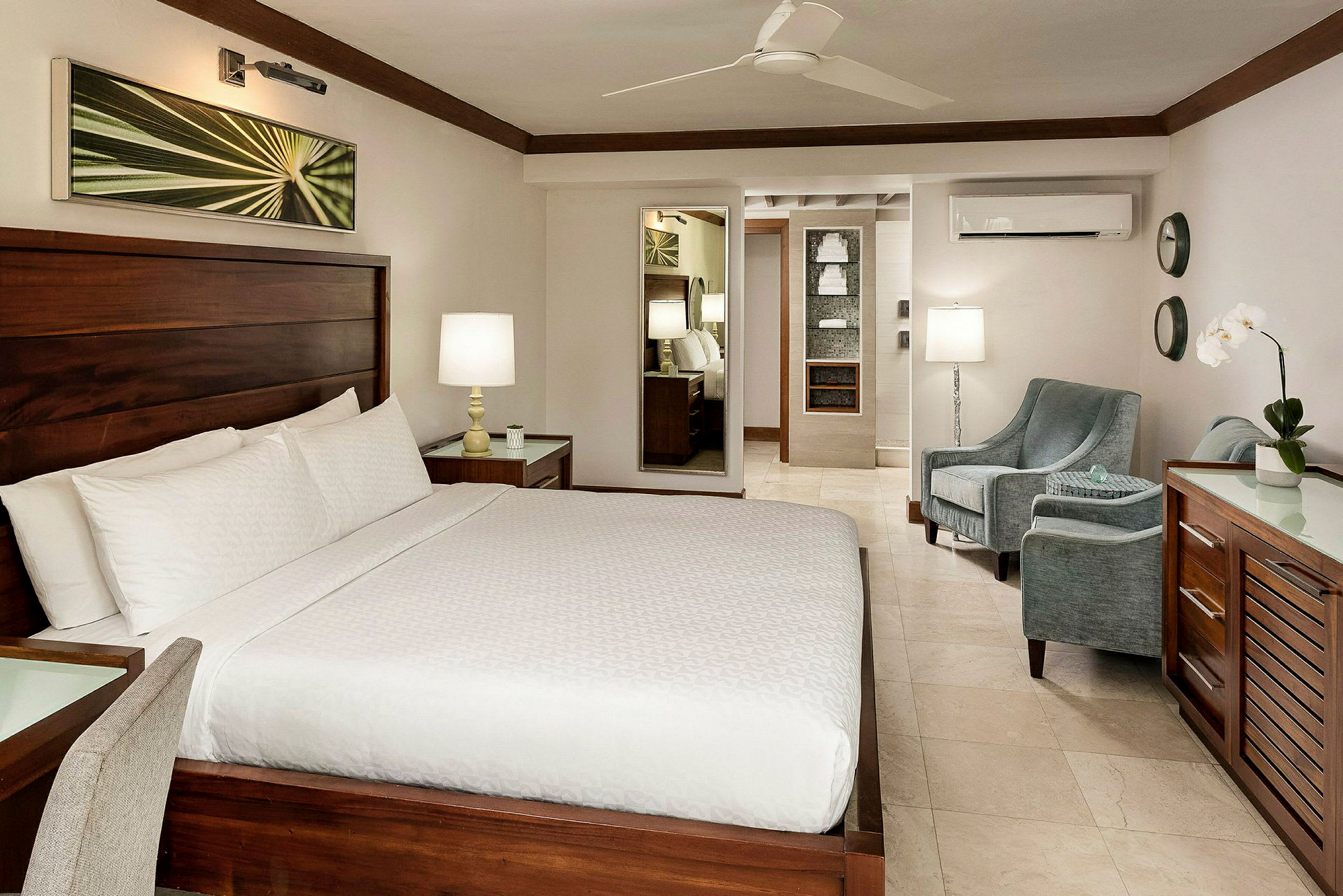 Ett hotellrum med en dubbelsäng, sittplatser och modern inredning. (AI-genererad text)