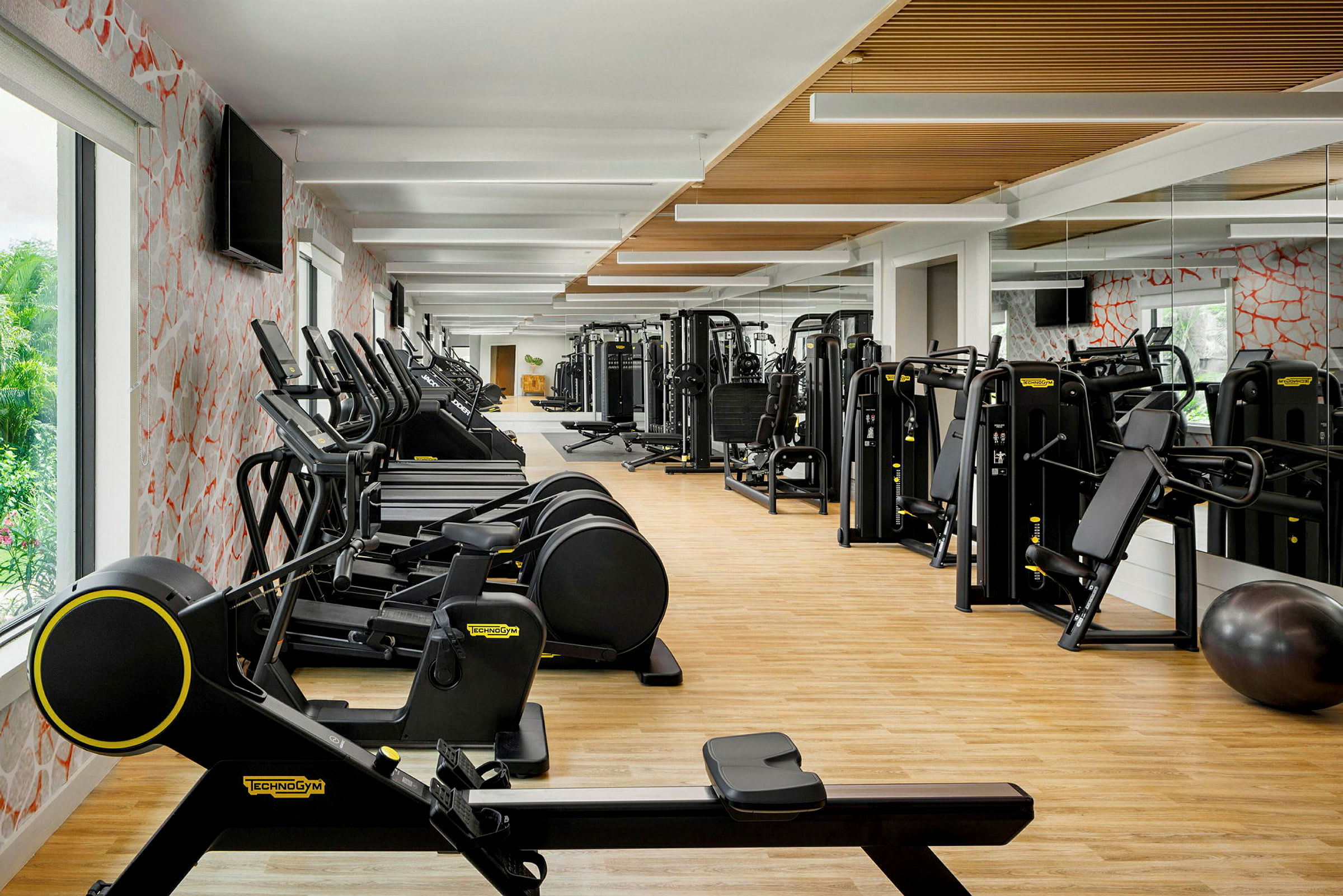 Gym med moderna träningsmaskiner och spegelväggar. (AI-genererad text)