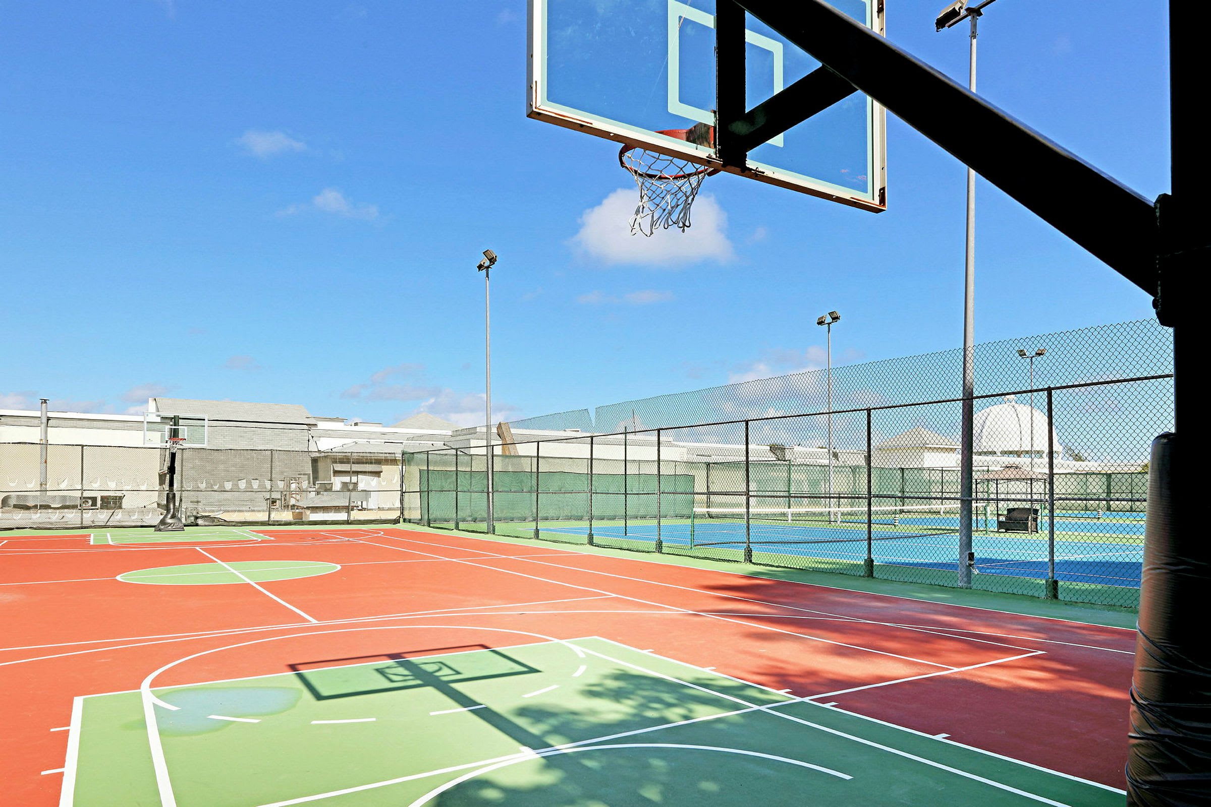Basketplan utomhus vid klart väder. (AI-genererad text)