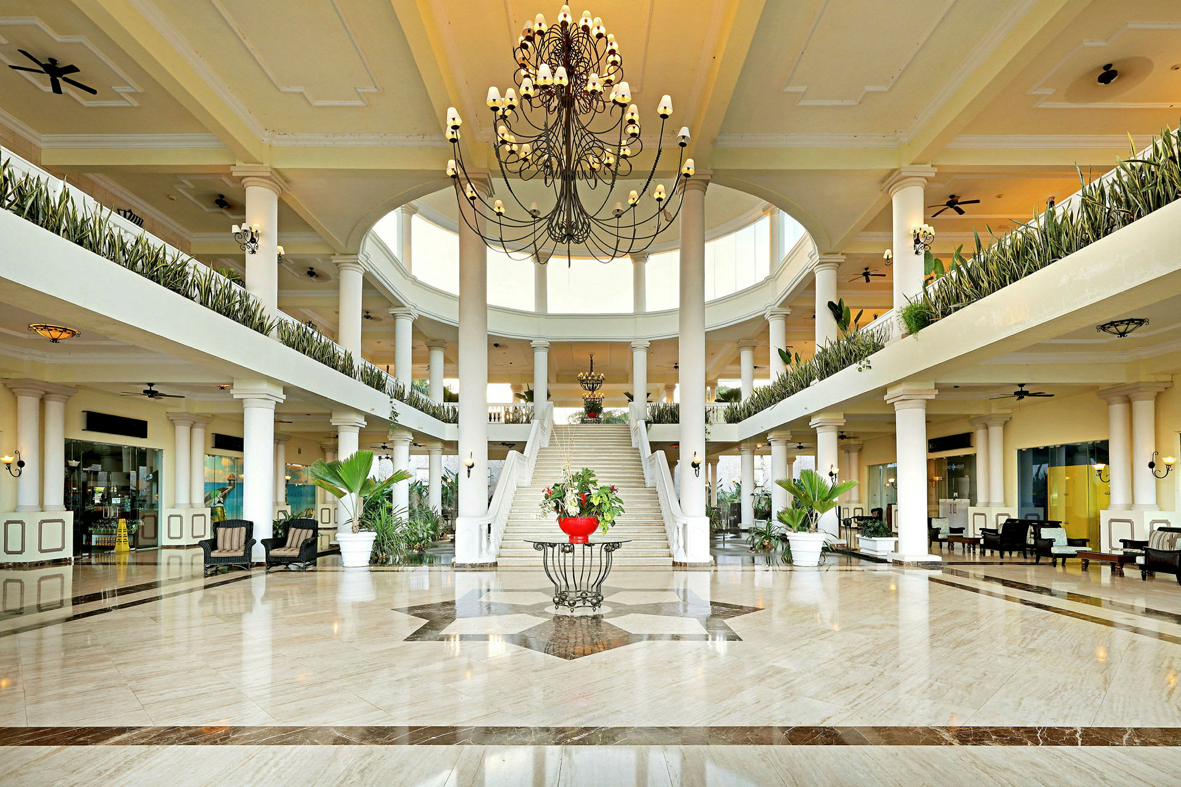 Elegant hotellobby med högt tak och stor ljuskrona. (AI-genererad text)