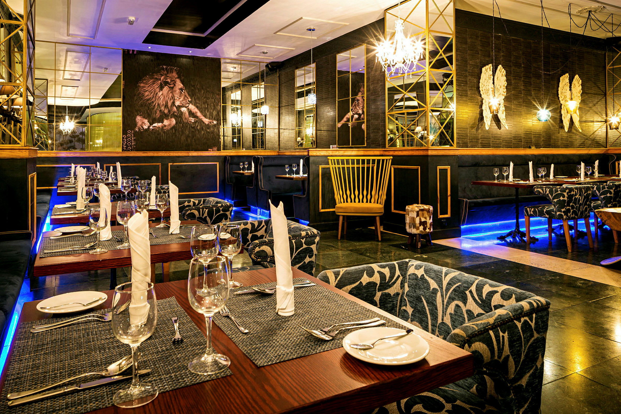 Interiör av en elegant restaurang med dukade bord och dekorativa detaljer. (AI-genererad text)
