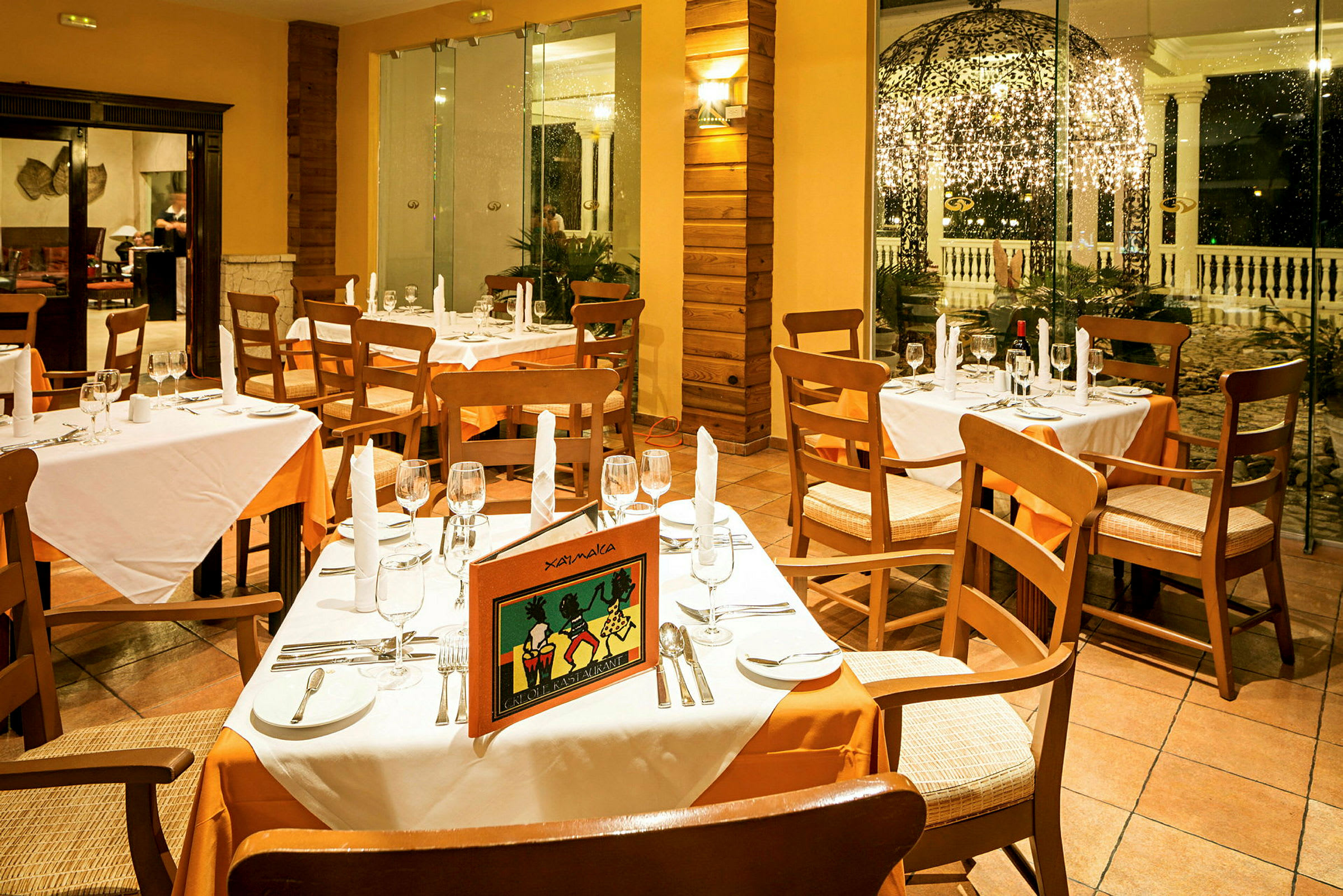 En restaurang med dukade bord och stolar samt en ljus interiör. (AI-genererad text)