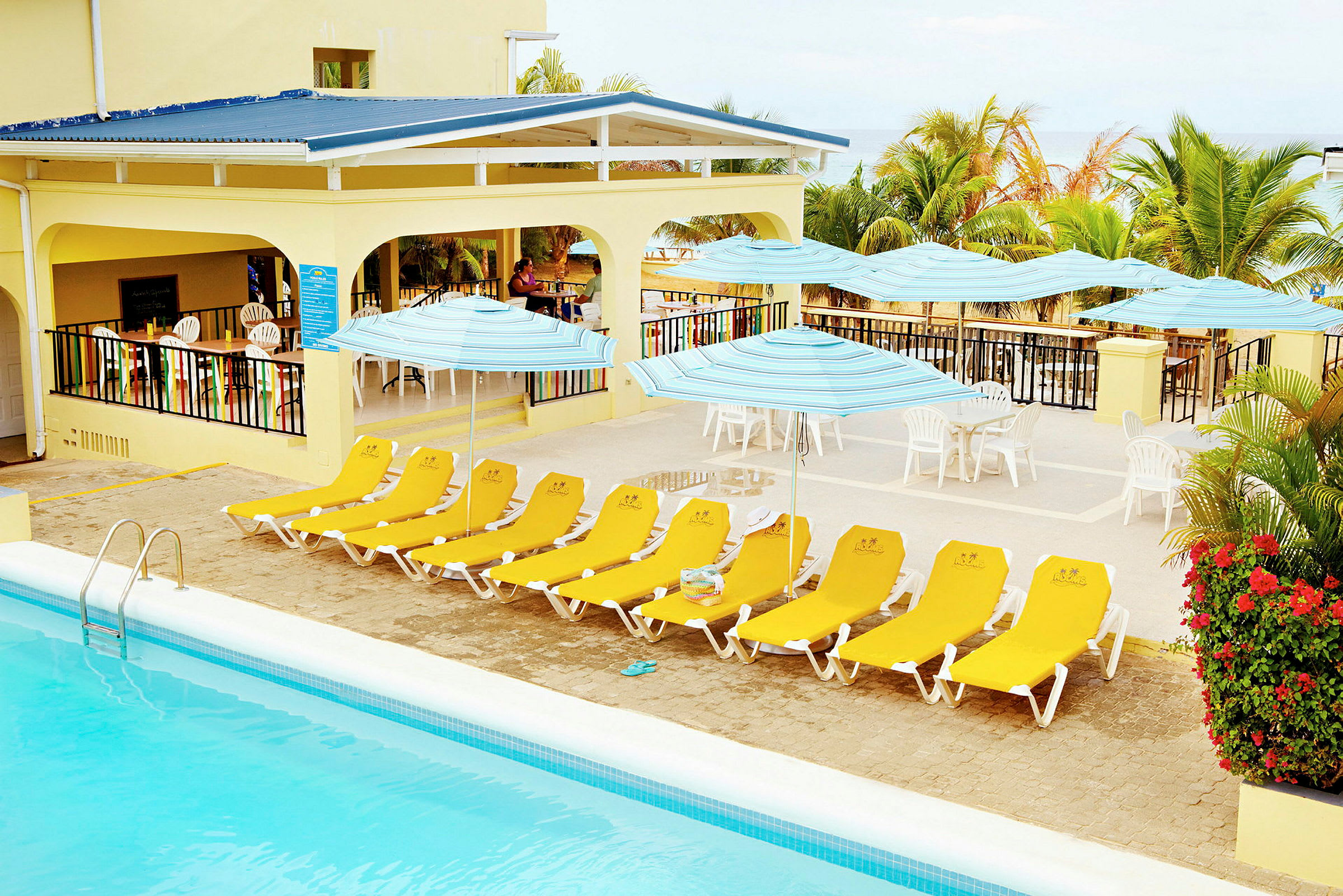 Bild av en pool med gula solstolar, paraplyer och en möblerad terrass i bakgrunden. (AI-genererad text)