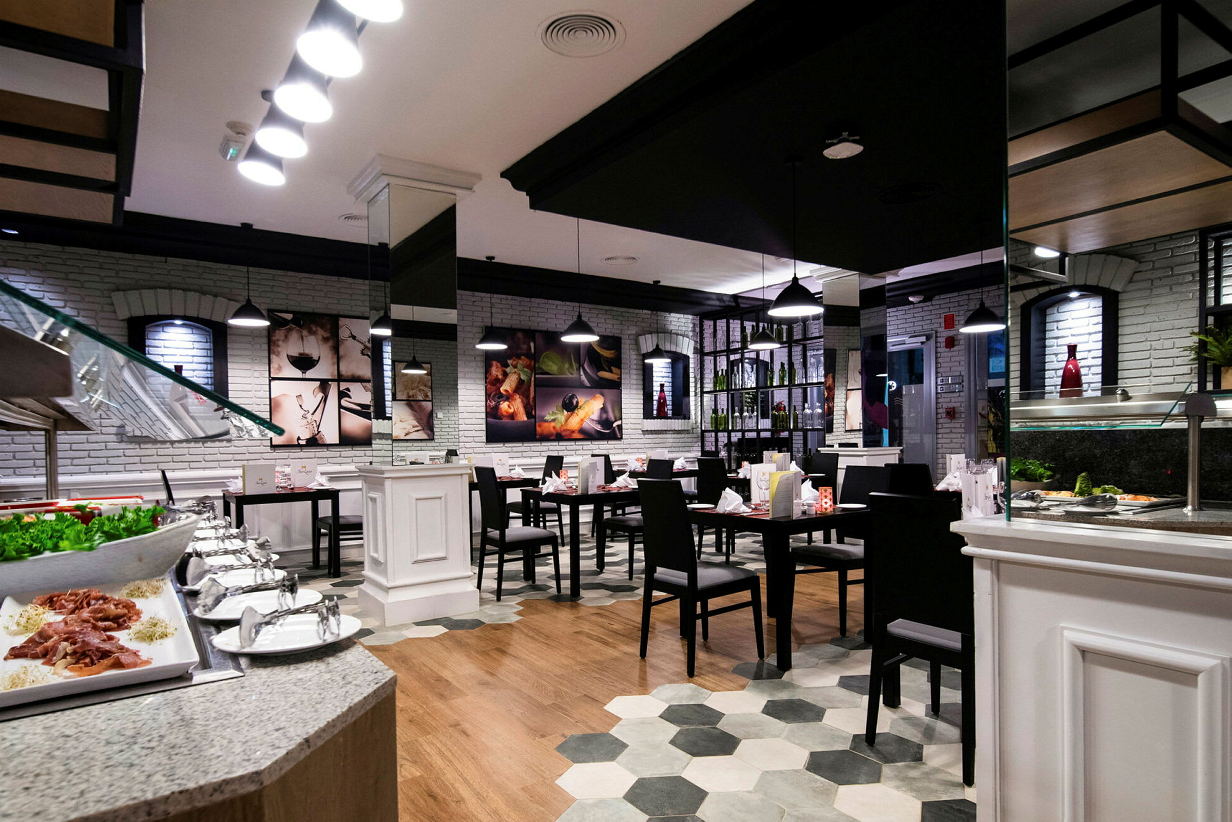 Inredning av en restaurang med dukade bord, modern design och en salladsbuffé i förgrunden. (AI-genererad text)