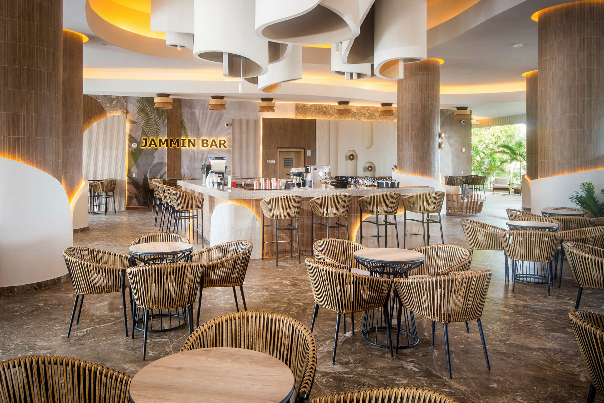 Interiör av en modern bar med stolar och bord i rotting samt belysning. (AI-genererad text)