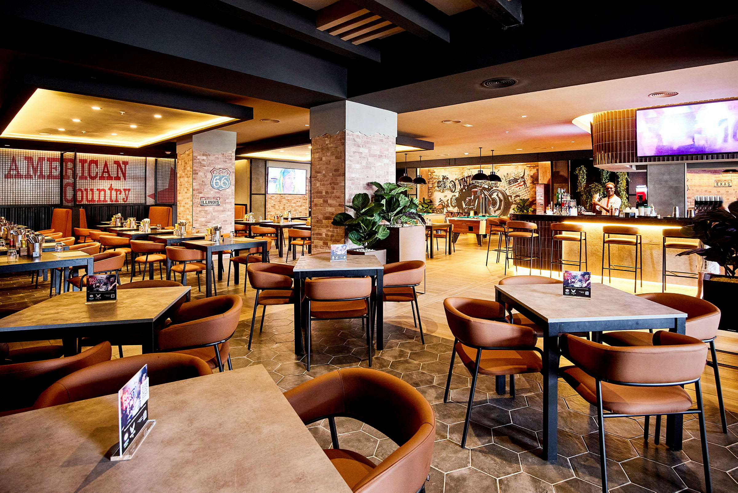 En modern restaurang med rustik inredning, matbord och stolar i en välbelyst miljö. (AI-genererad text)