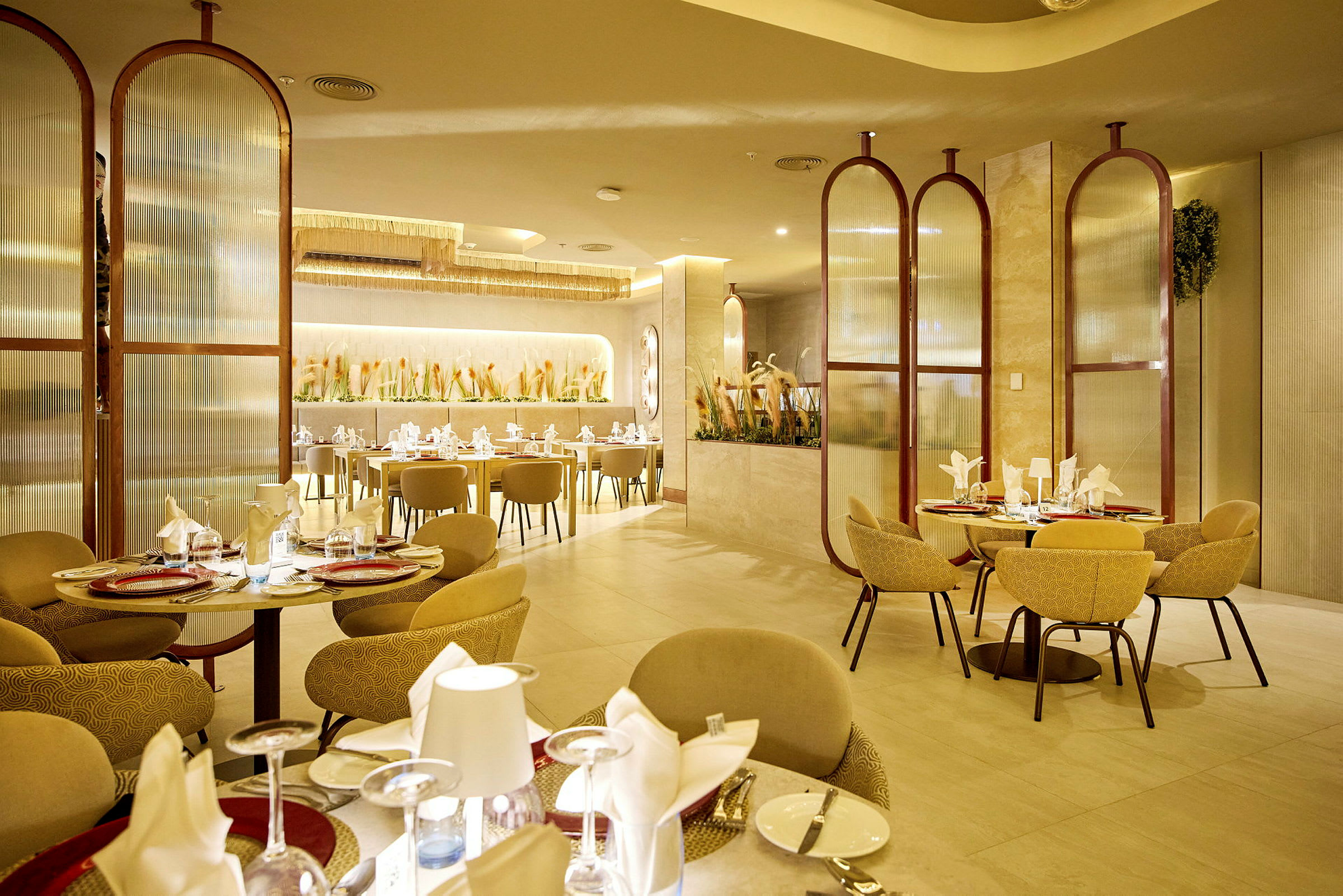 En elegant restaurang med modern inredning med dukade bord och stolar. (AI-genererad text)
