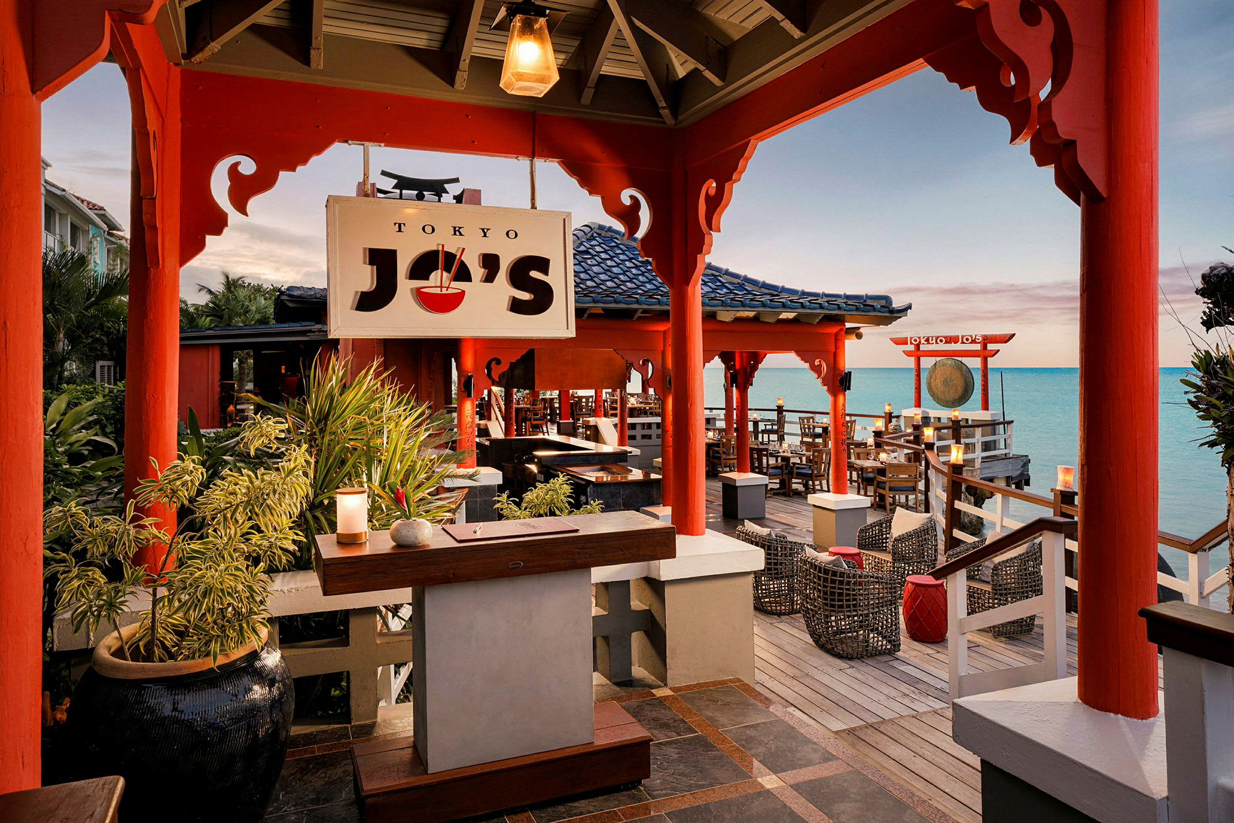 Bild av en restaurang med asiatisk inredning vid havet. (AI-genererad text)