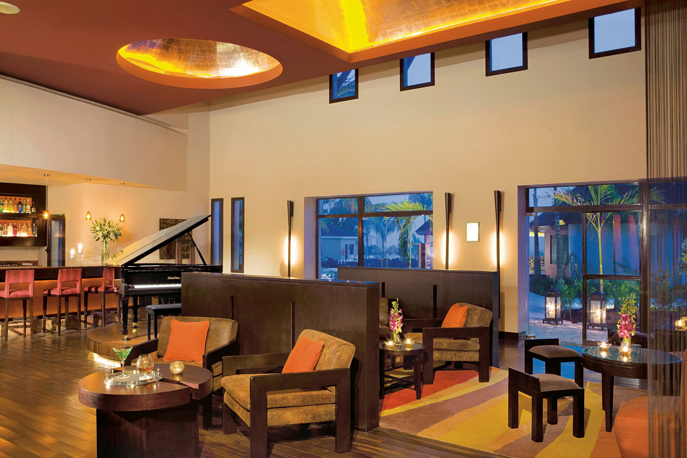 En elegant hotellobby med sittplatser, ett piano och en bar. (AI-genererad text)