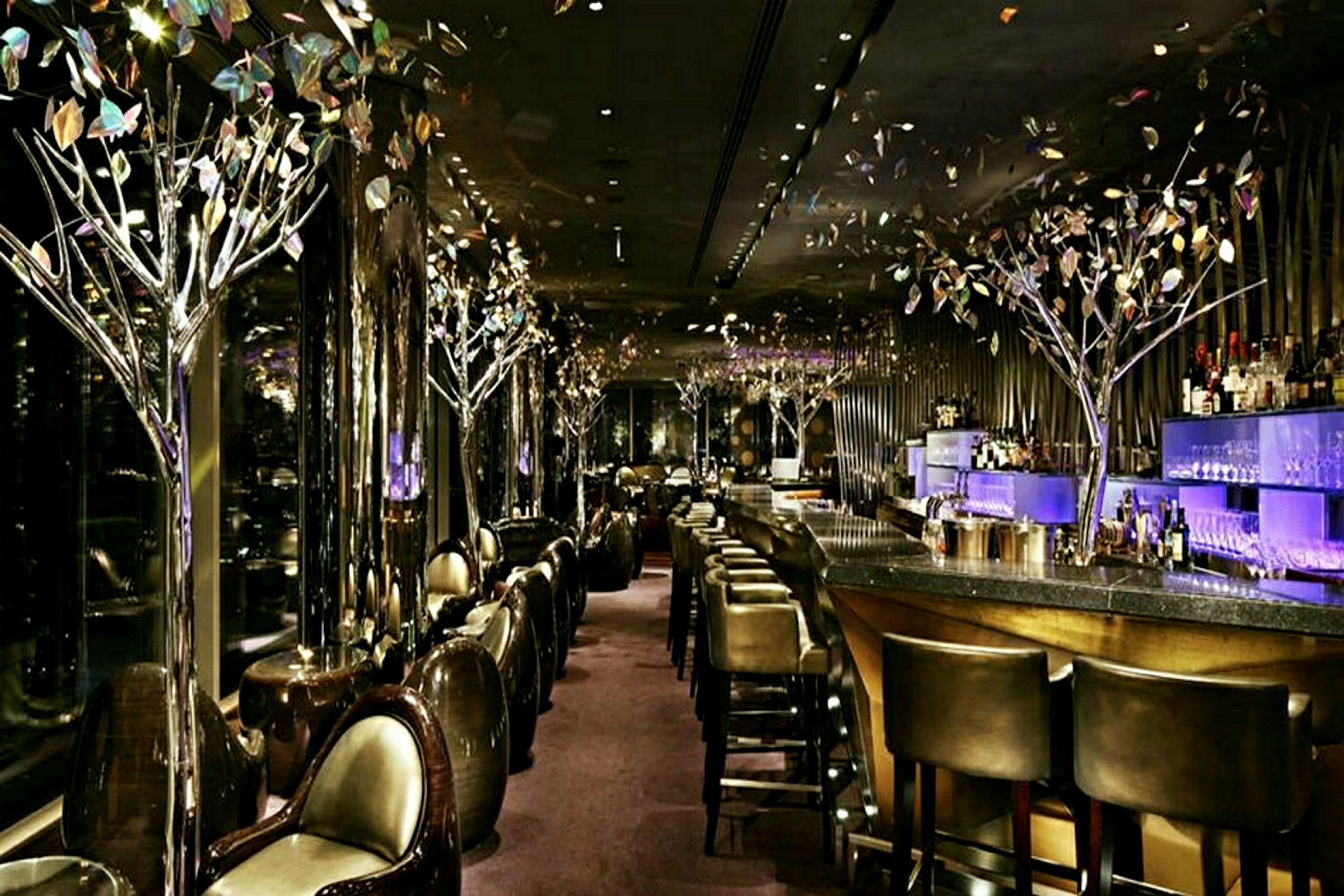 En elegant bar med sittplatser och liknande träd med dekorativa blad. (AI-genererad text)